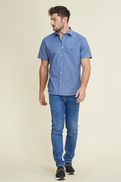 חולצה מכופתרת שרוול קצר בצבע כחול אינדיגו