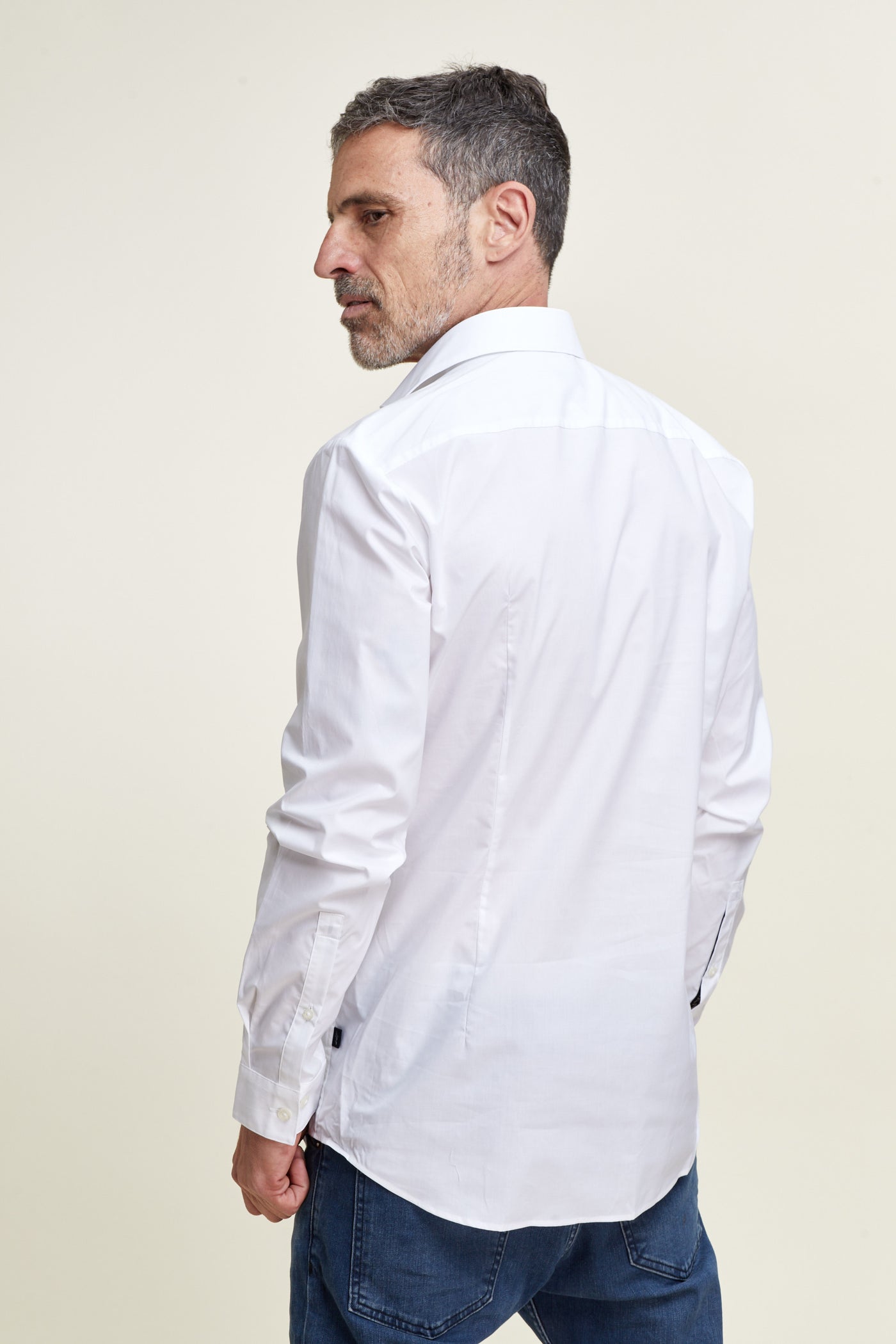 חולצה מכופתרת שרוול ארוך בצבע לבן SLIM FIT