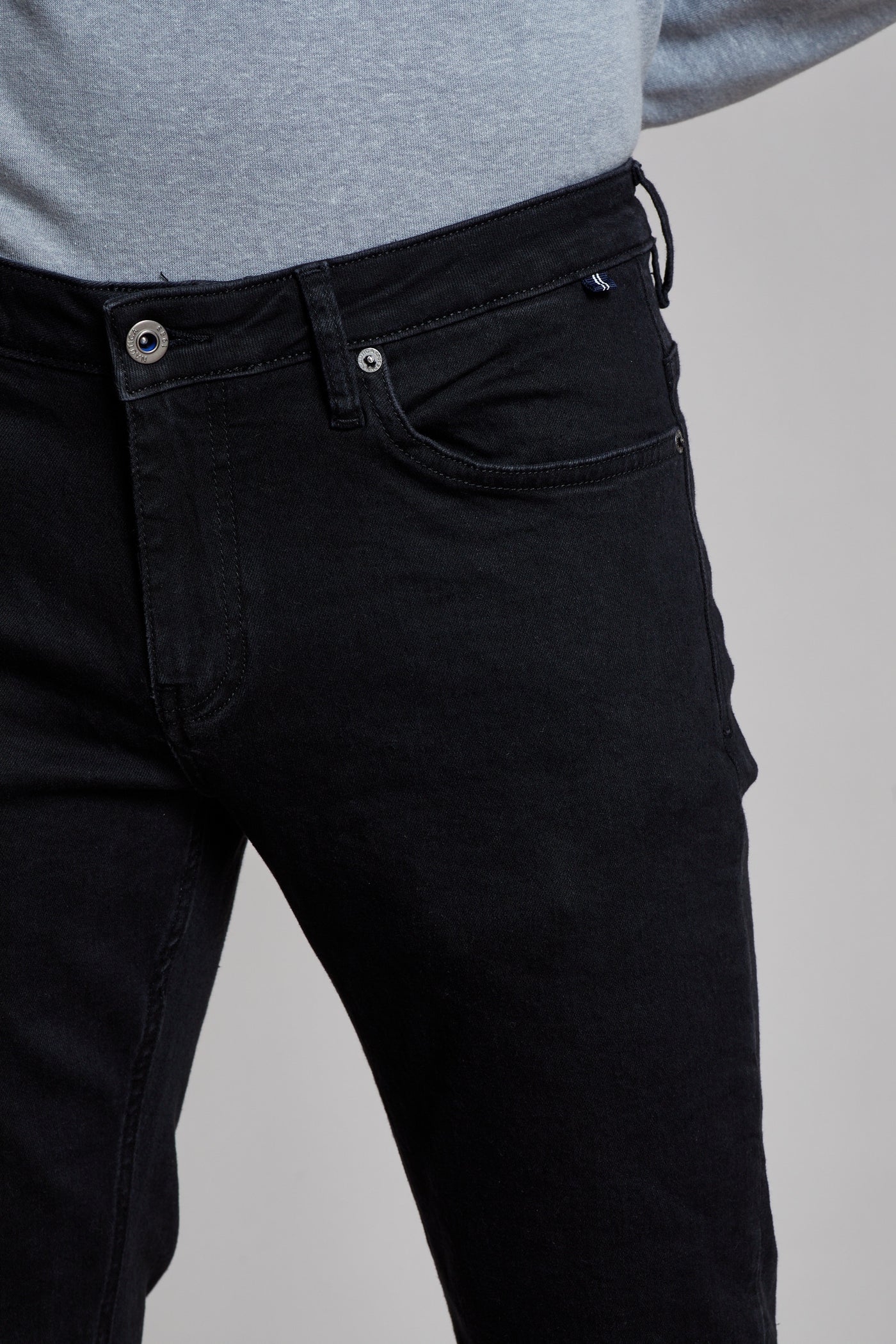 מכנס ג'ינס בצבע שחור