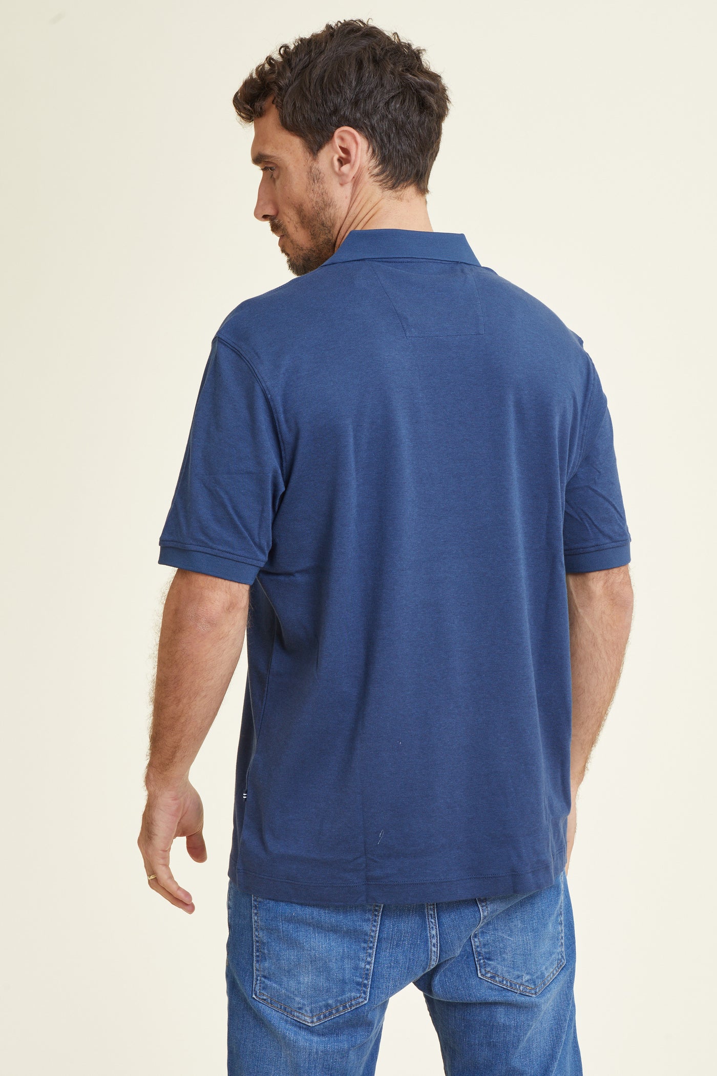 חולצת פולו REGULAR FIT  שרוול קצר בצבע כחול