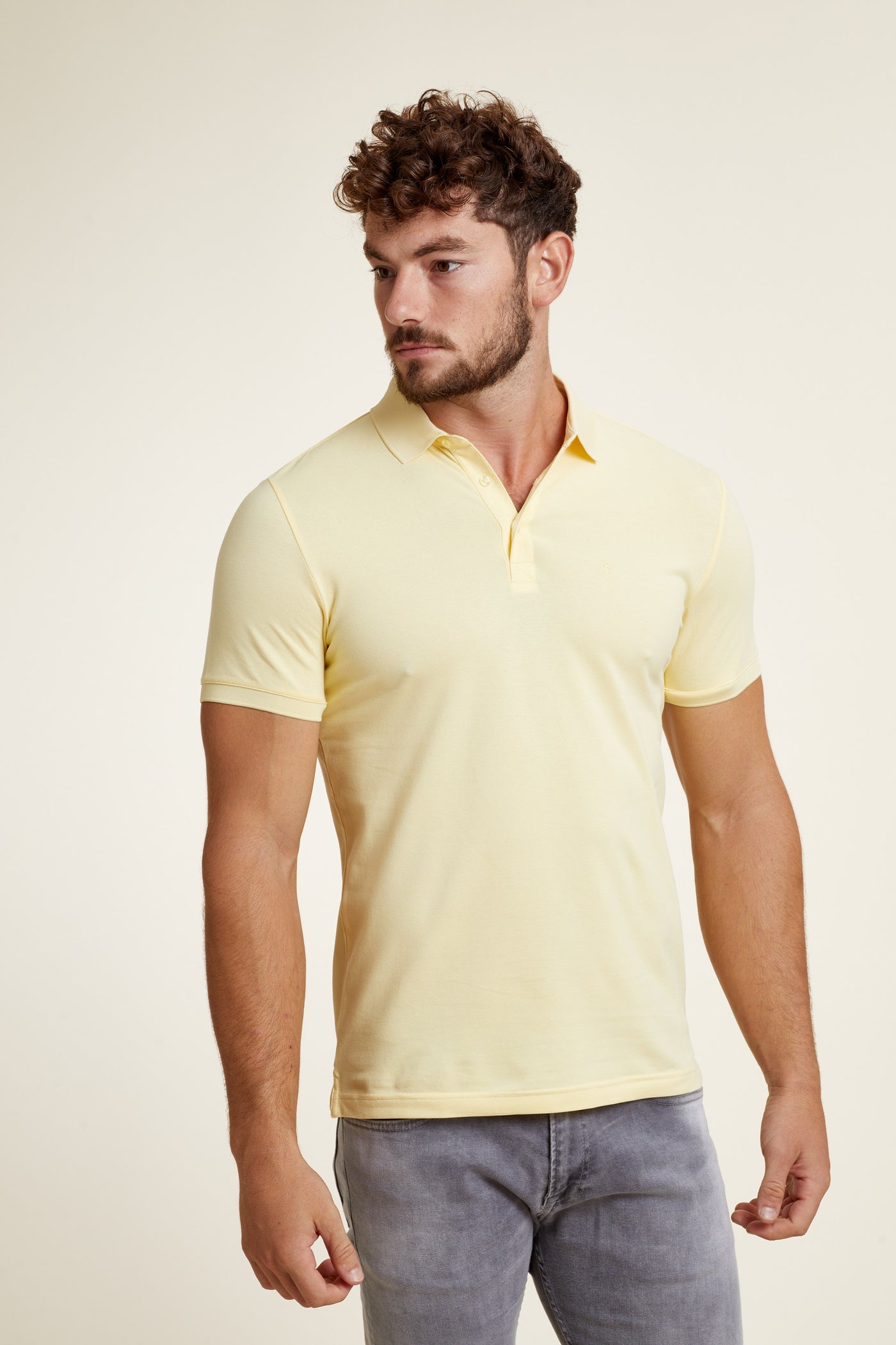 חולצת פולו שרוול קצר בצבע צהוב