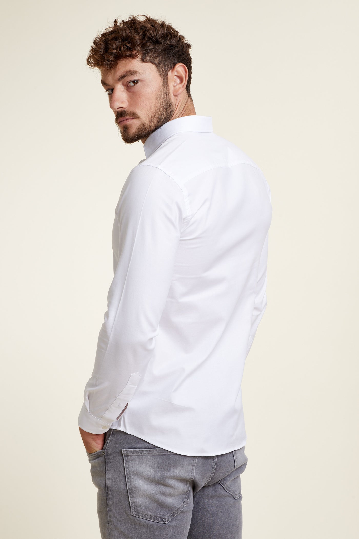 חולצה מכופתרת שרוול ארוך בגזרת Regular Fit בצבע לבן