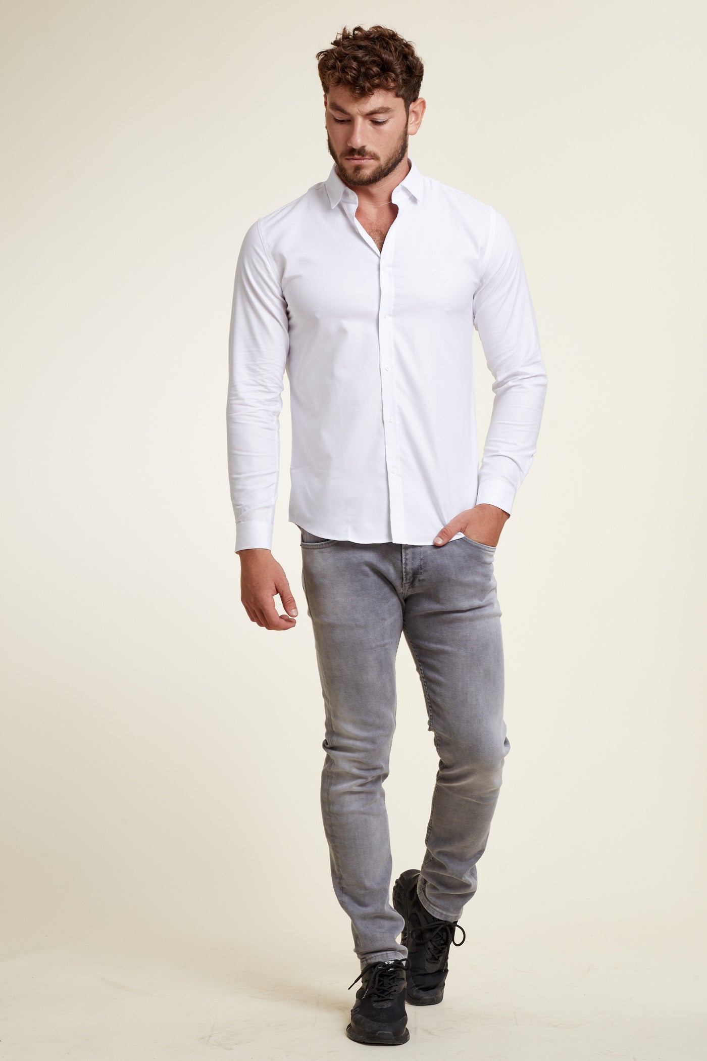 חולצה מכופתרת שרוול ארוך בגזרת Regular Fit בצבע לבן
