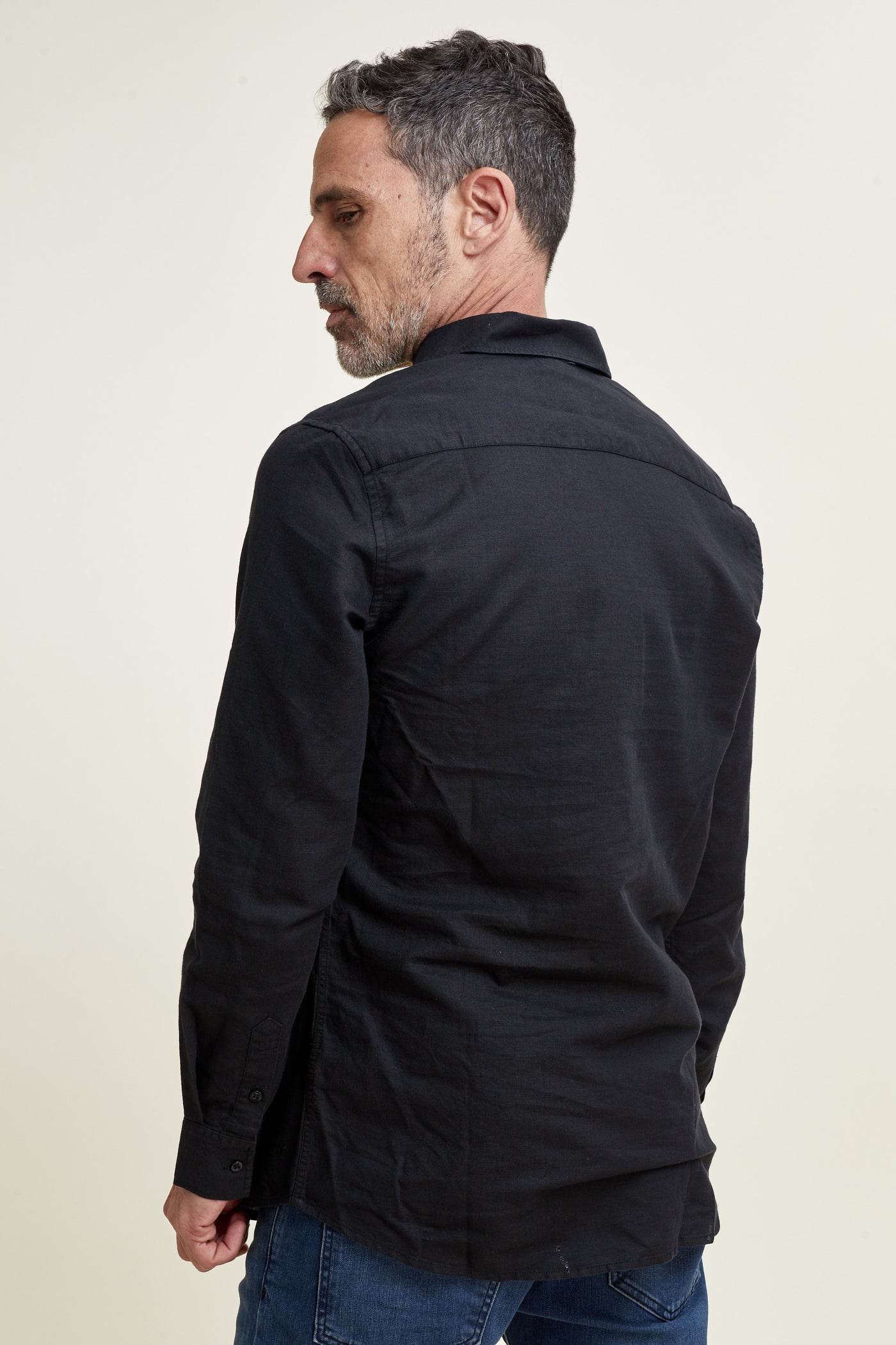 חולצה מכופתרת שרוול ארוך פשתן  בגזרת REGULAR בצבע שחור