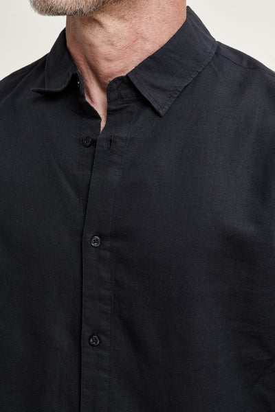 חולצה מכופתרת שרוול ארוך פשתן  בגזרת REGULAR בצבע שחור