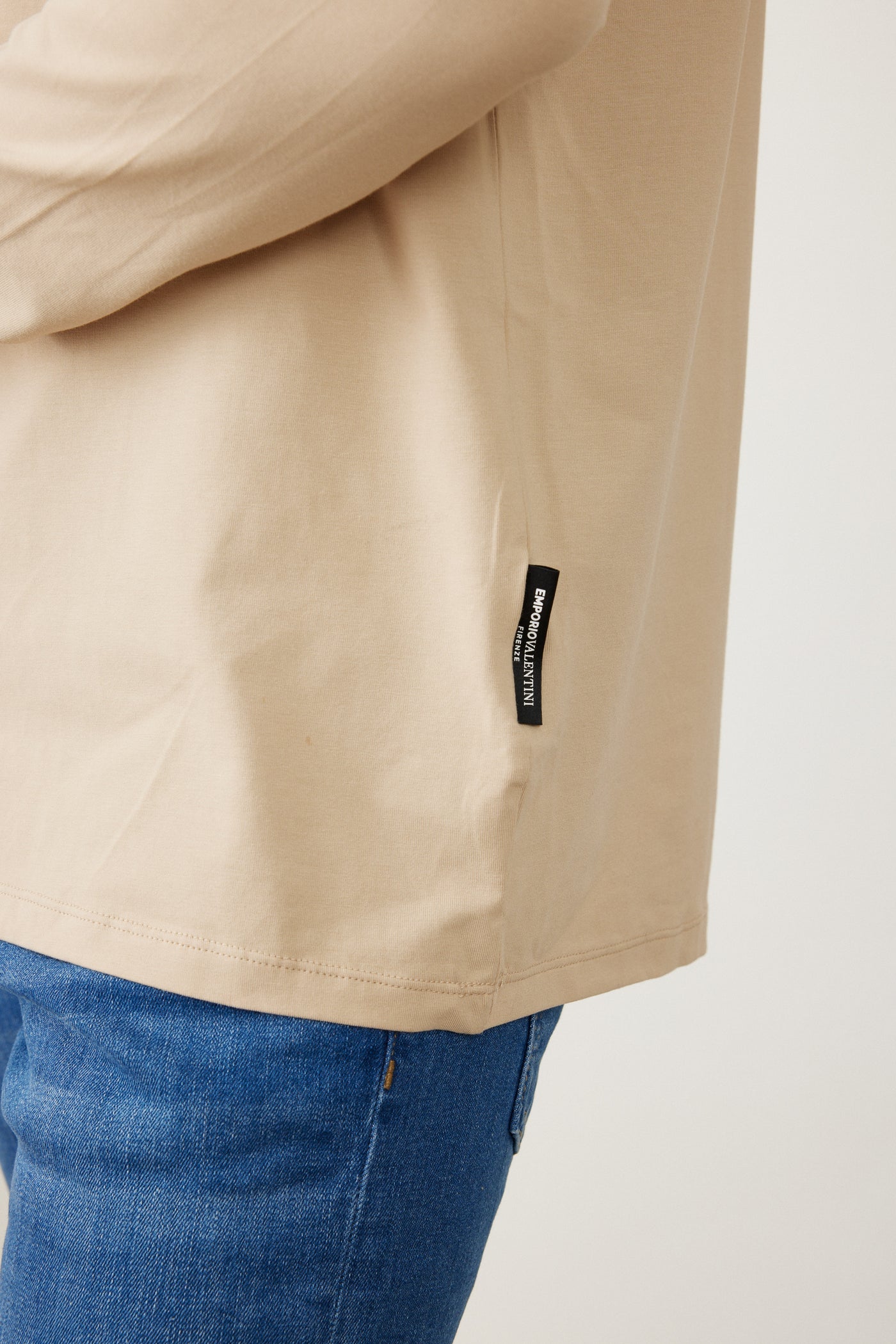 טישרט שרוול ארוך בגזרת SLIM - בז'