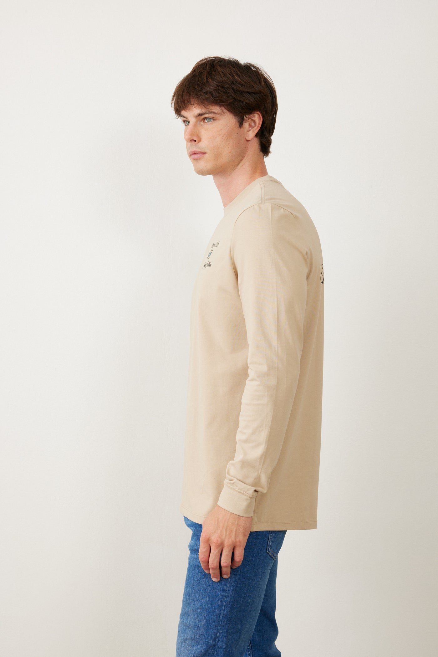 טישרט שרוול ארוך בגזרת SLIM - בז'