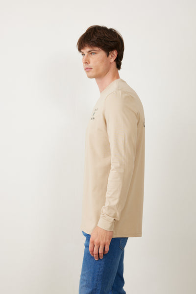 טישרט שרוול ארוך בגזרת SLIM - בז'