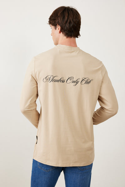 טישרט שרוול ארוך בגזרת SLIM - בז'