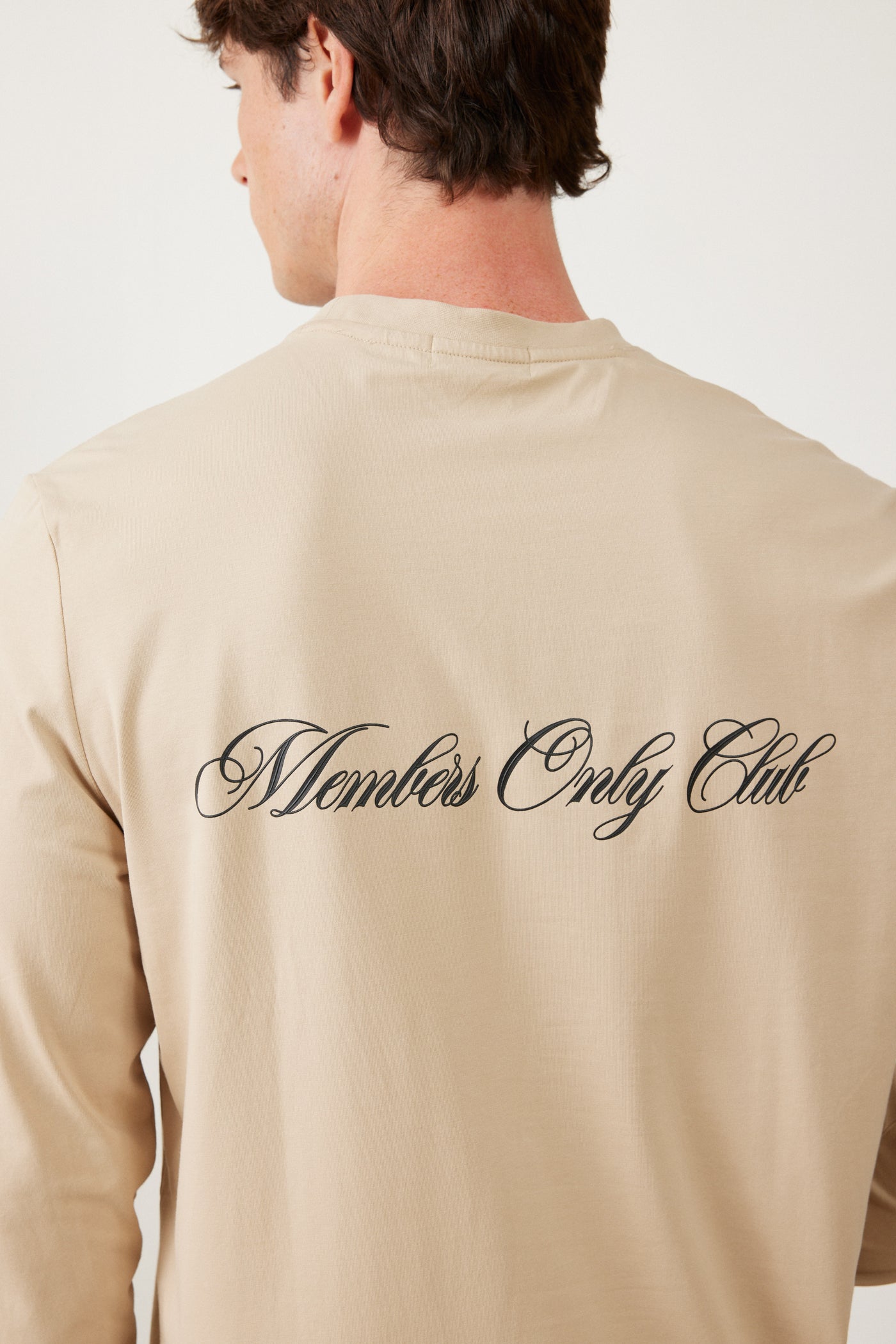 טישרט שרוול ארוך בגזרת SLIM - בז'