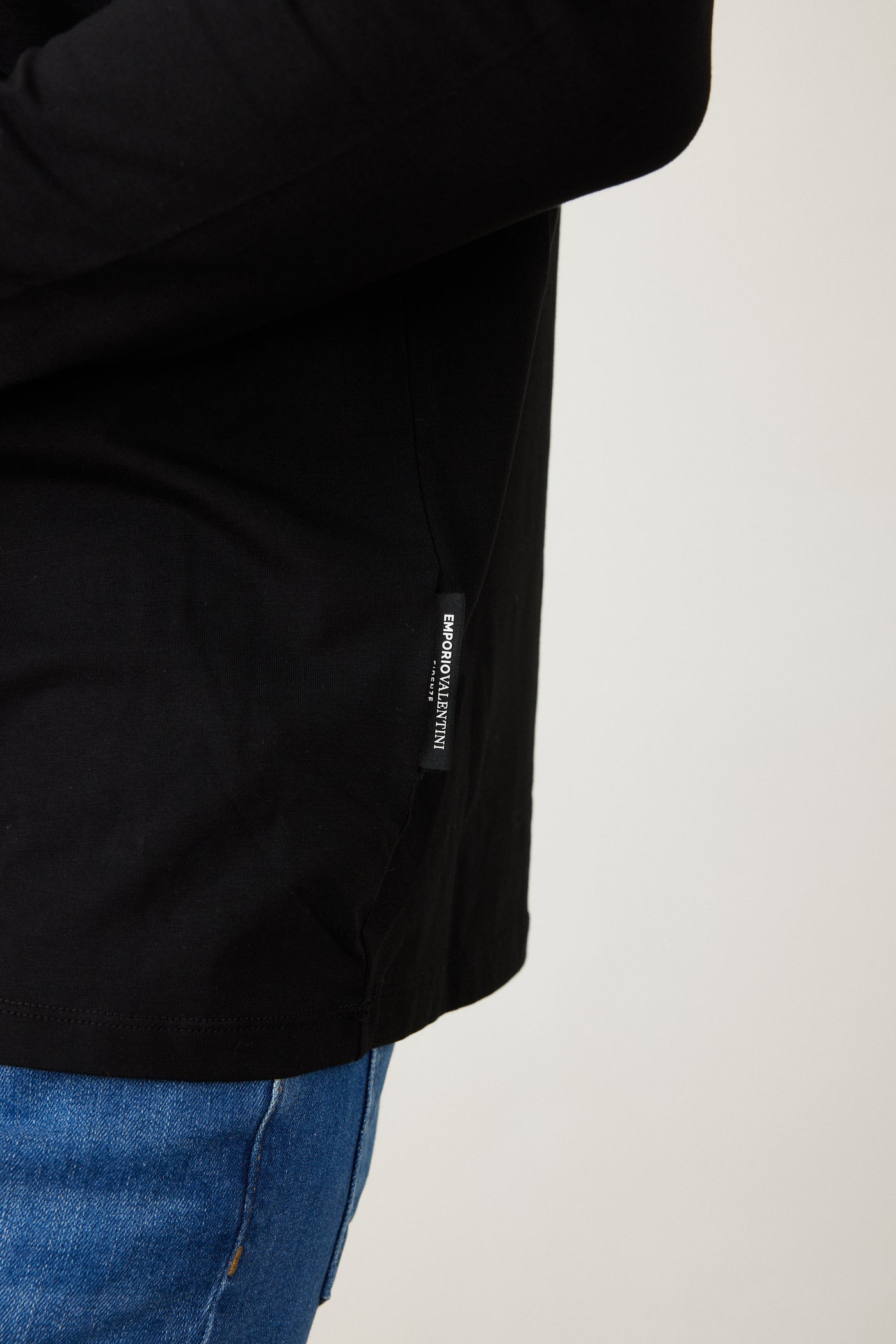 טישרט שרוול ארוך בגזרת SLIM - שחור