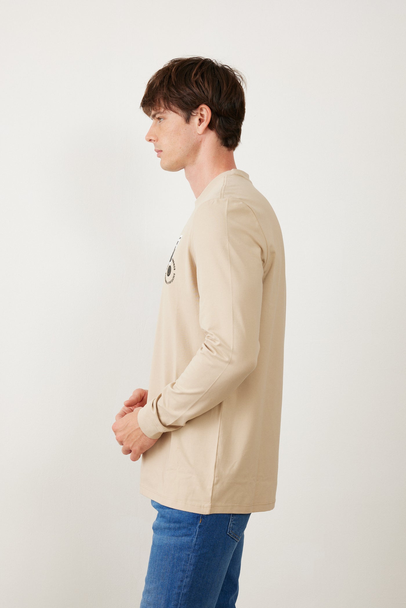 טישרט שרוול ארוך בגזרת SLIM - בז'