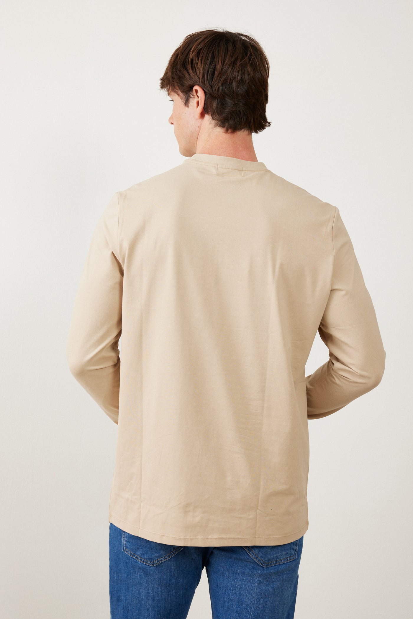 טישרט שרוול ארוך בגזרת SLIM - בז'