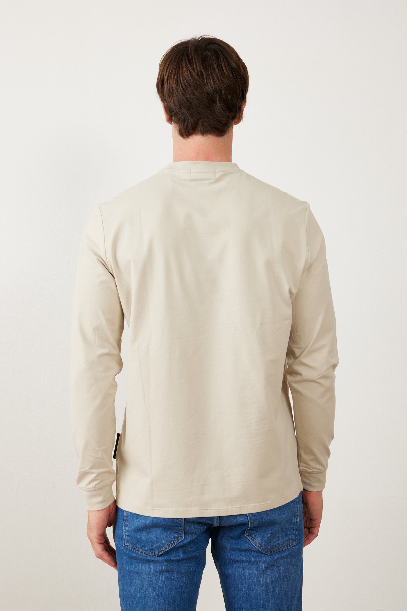 טישרט שרוול ארוך בגזרת SLIM - בז'