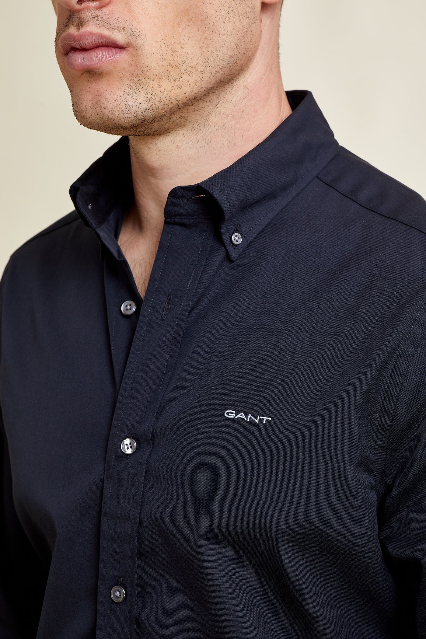 חולצה מכופתרת שרוול ארוך בצבע שחור