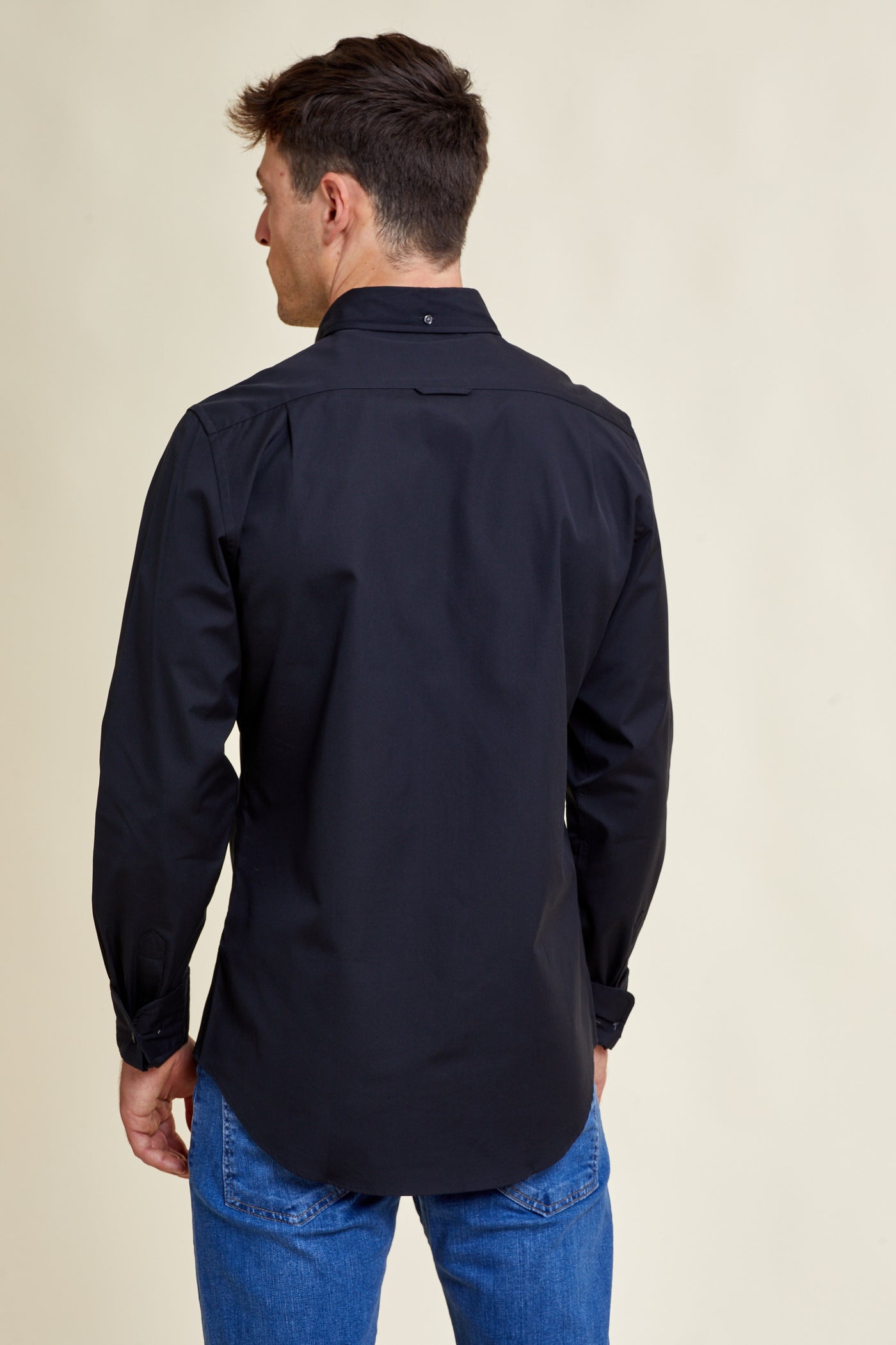 חולצה מכופתרת SLIM FIT שרוול ארוך בצבע שחור