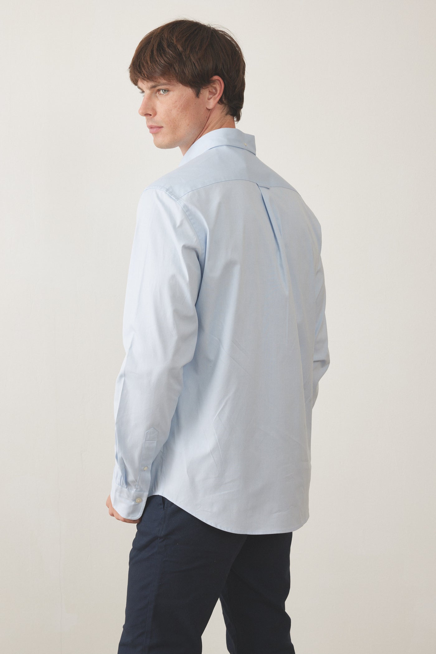 חולצה מכופתרת שרוול ארוך בצבע תכלת