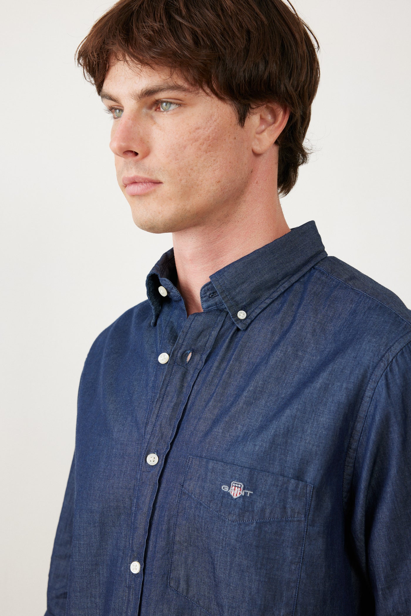 חולצה מכופתרת שרוול ארוך בצבע ג'ינס כהה REGULAR