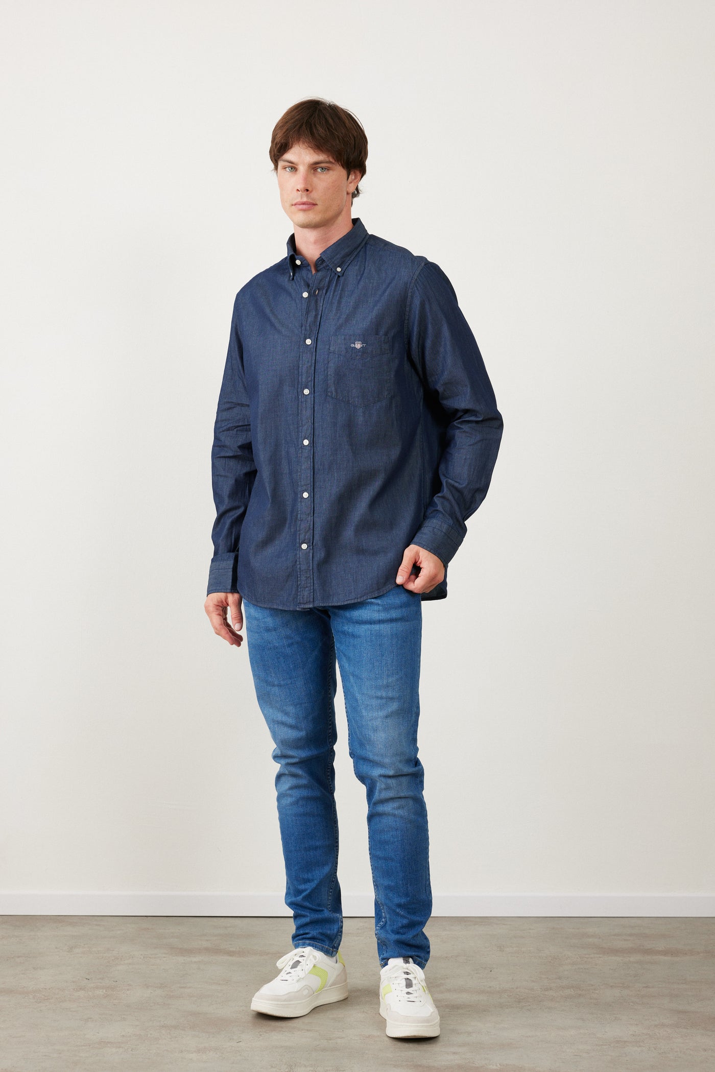 חולצה מכופתרת שרוול ארוך בצבע ג'ינס כהה REGULAR