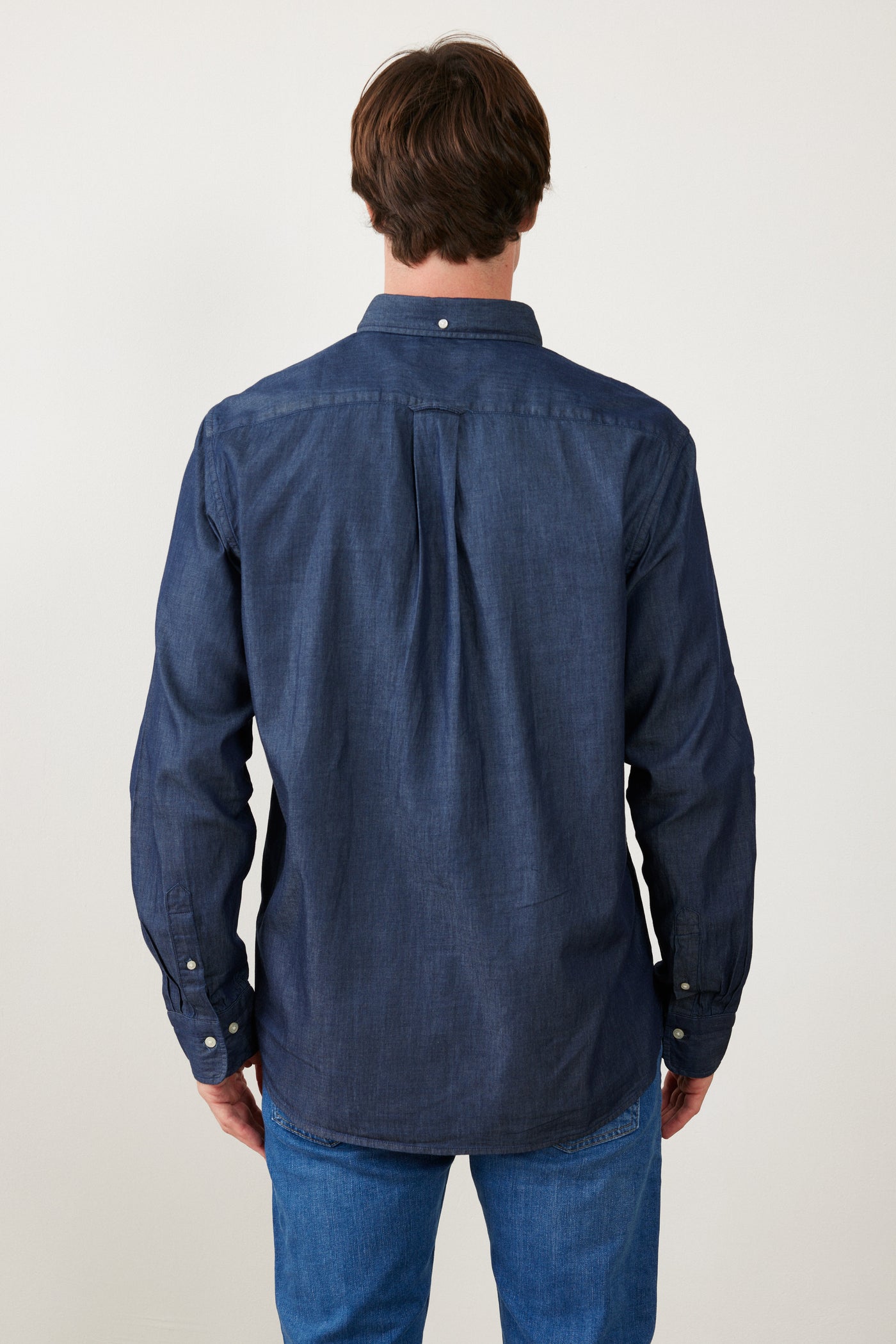 חולצה מכופתרת שרוול ארוך בצבע ג'ינס כהה REGULAR