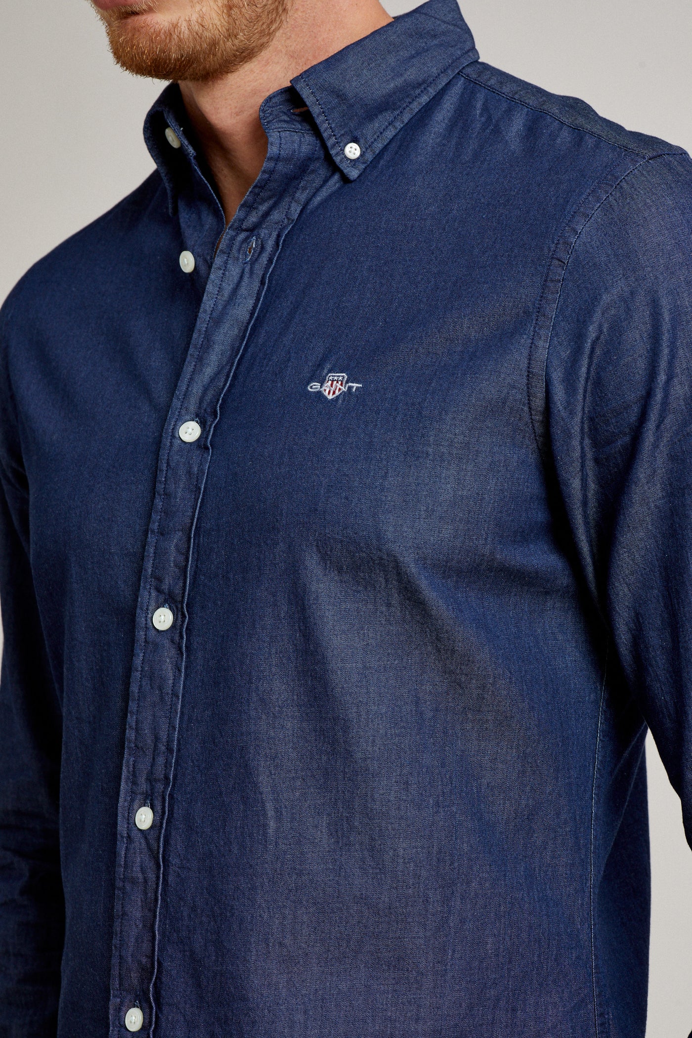 חולצה מכופתרת שרוול ארוך בצבע כחול אינדיגו