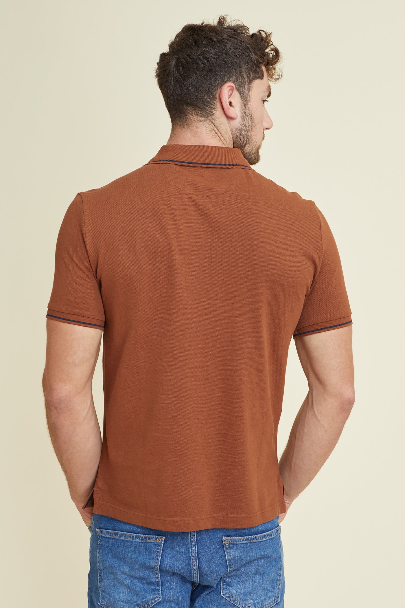 חולצת פולו פיקה שרוול קצר REGULAR בצבע חום