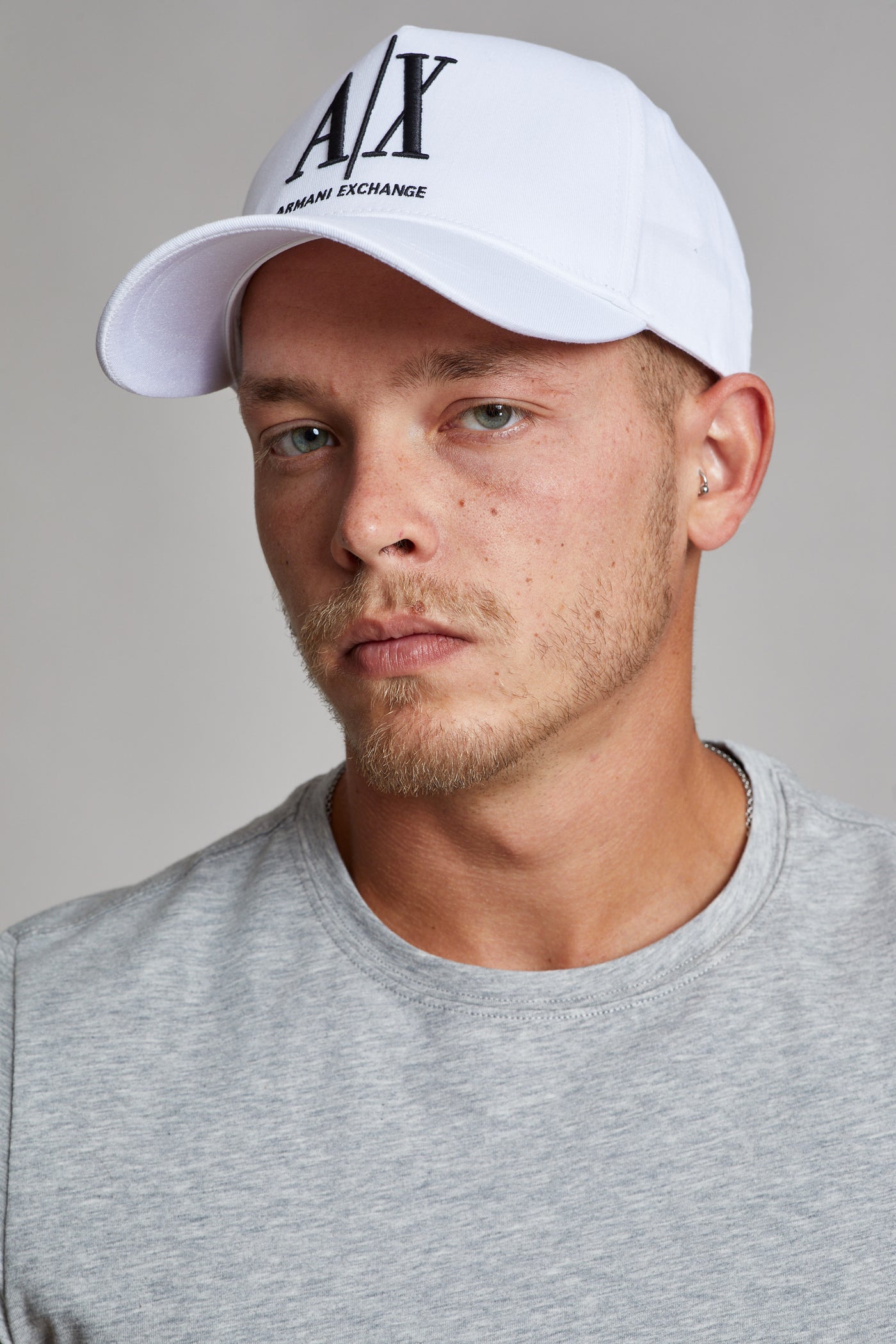 כובע קסקט בצבע לבן