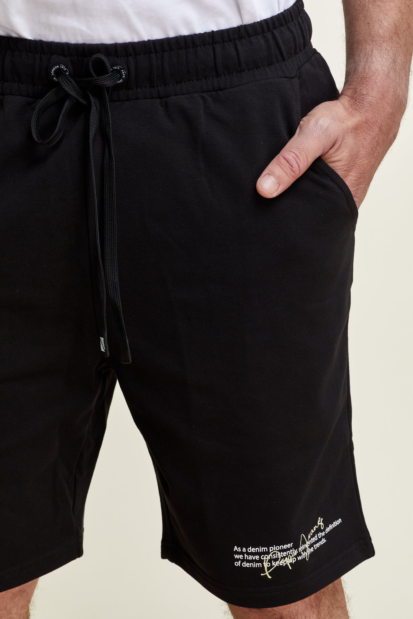 מכנס קצר בצבע שחור