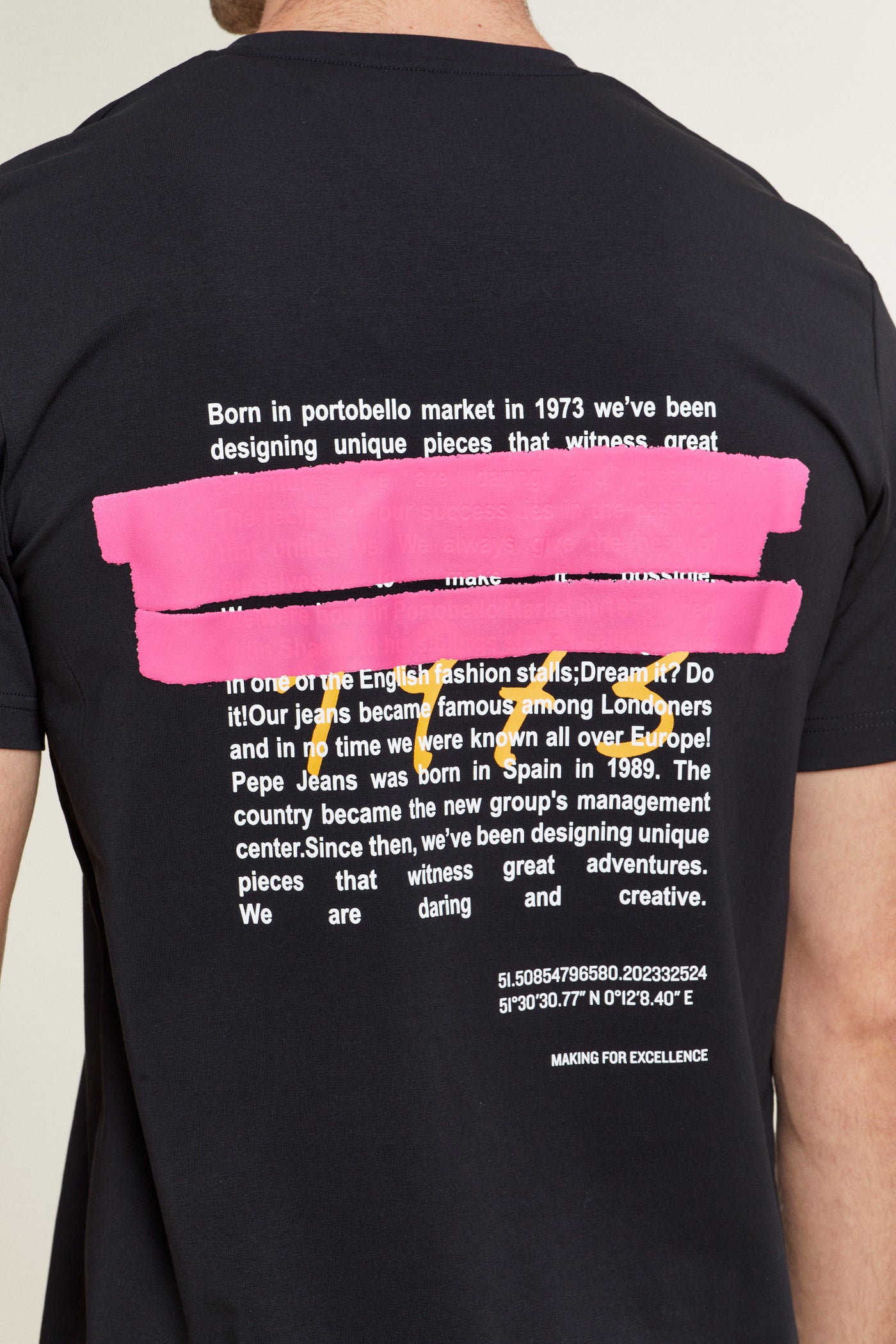 טישרט שרוול קצר בצבע שחור