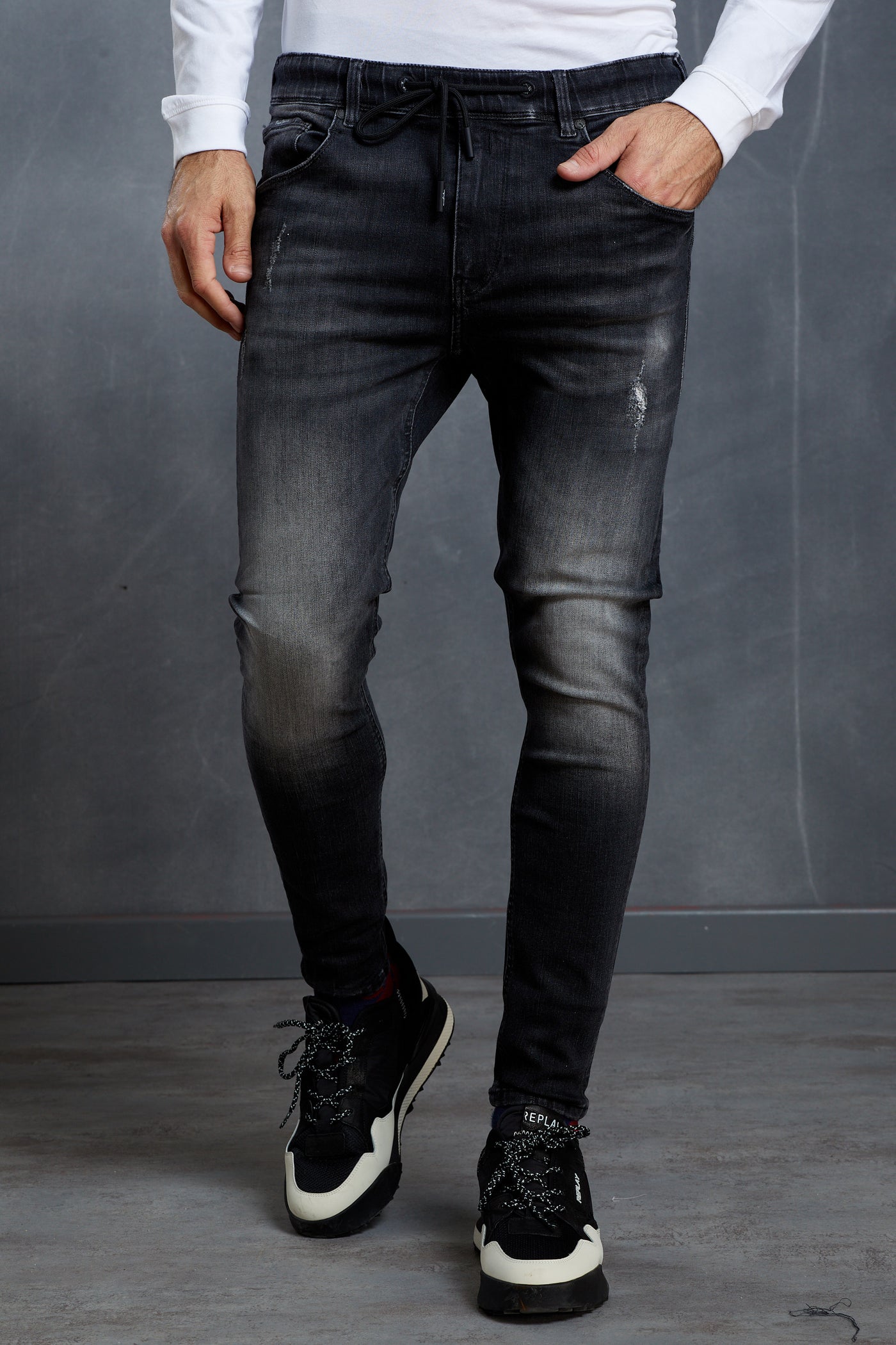 מכנס ג'ינס רגולר בצבע שחור