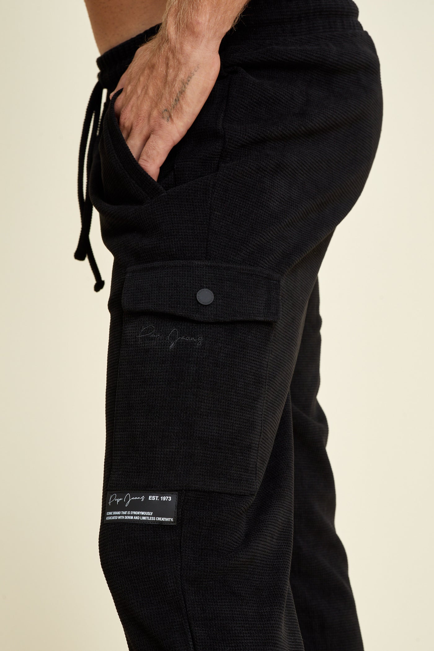 מכנס טרנינג בצבע שחור