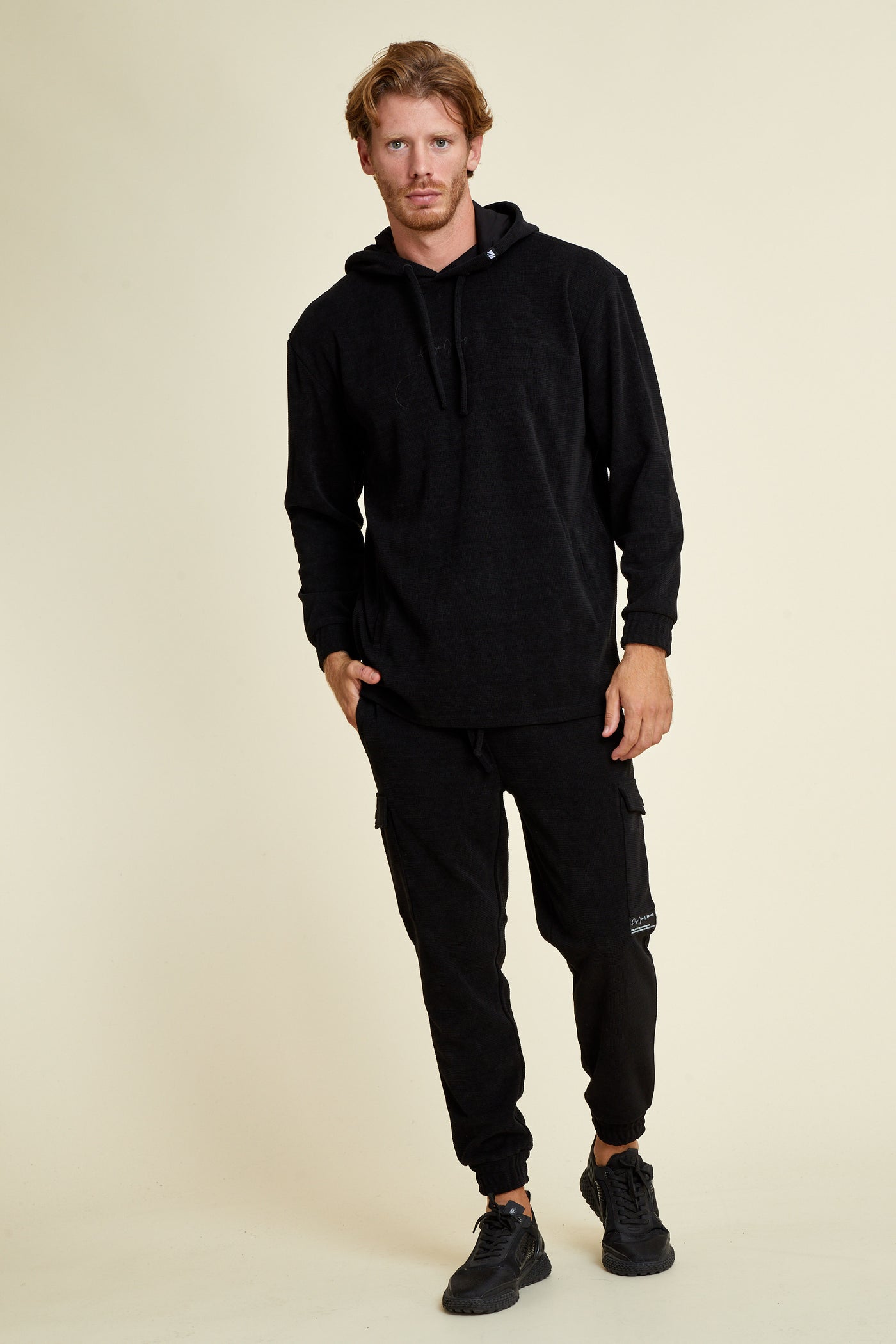 קפוצ'ון בצבע שחור