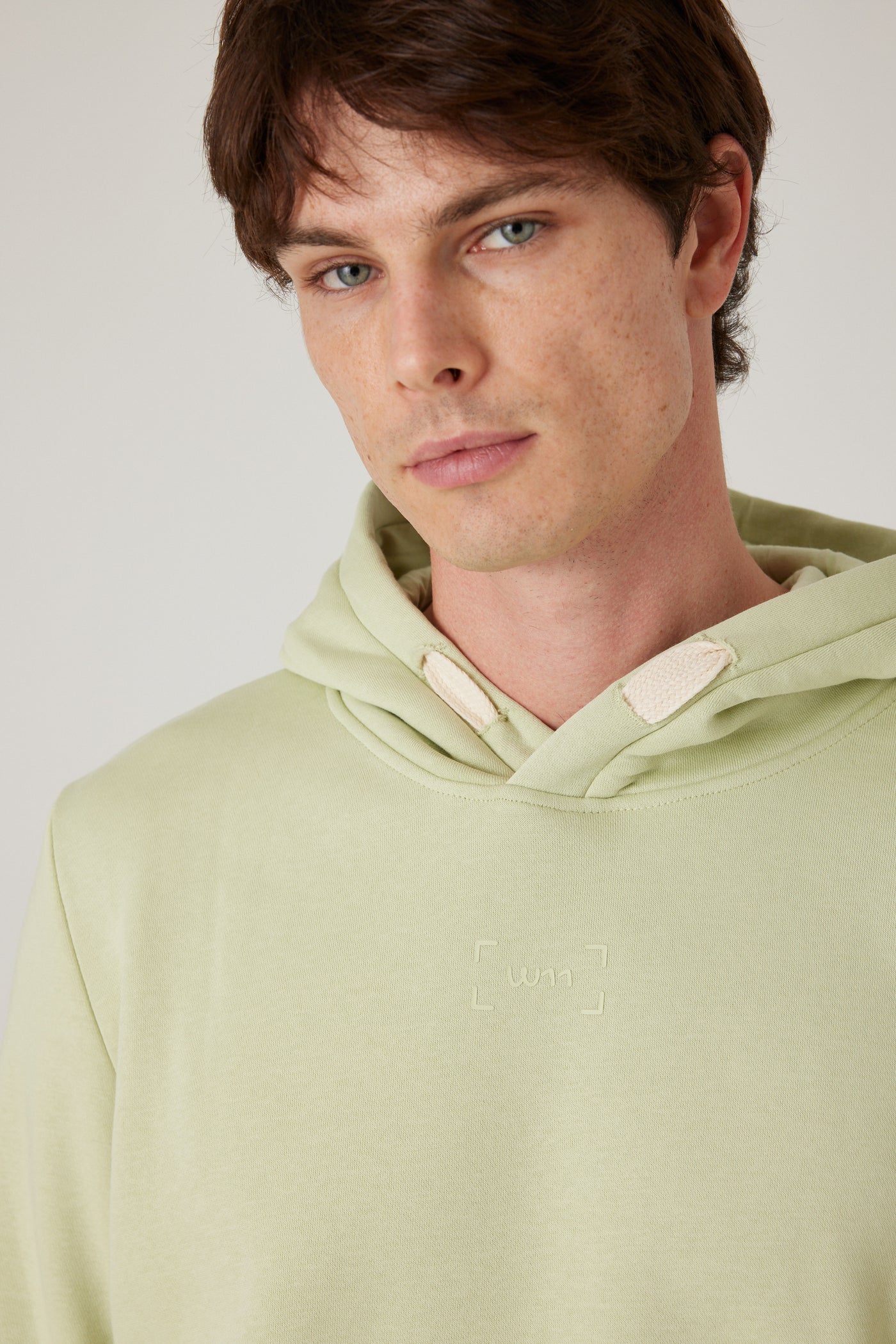 קפוצ'ון עם כיס  - ירוק בהיר