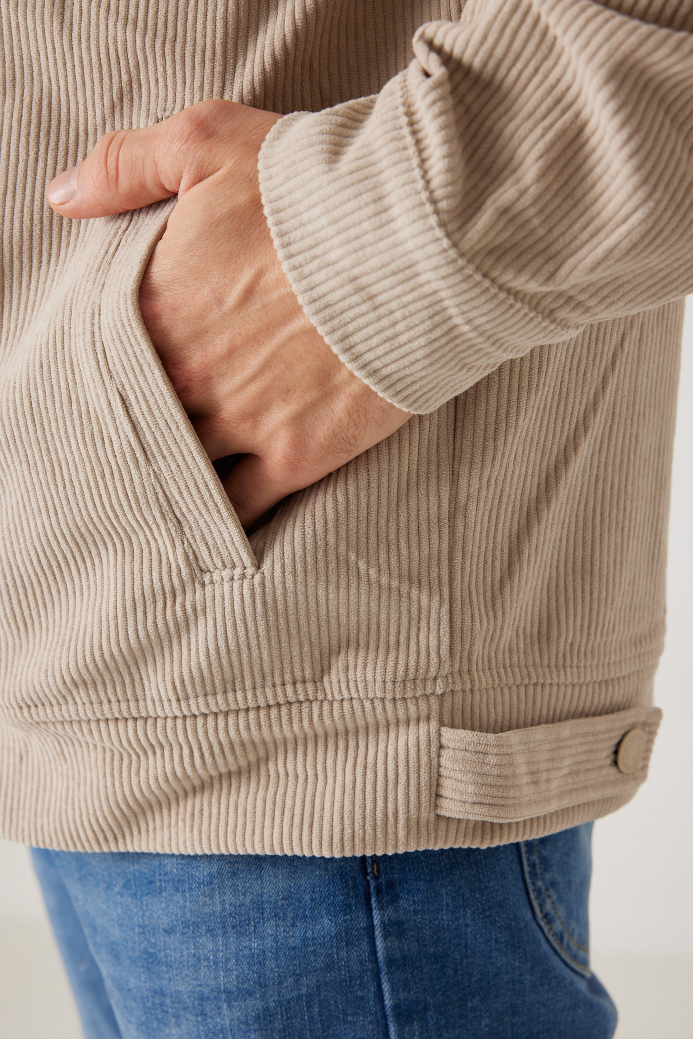 ג'קט קפוצ'ון עם כובע שחור - בז'