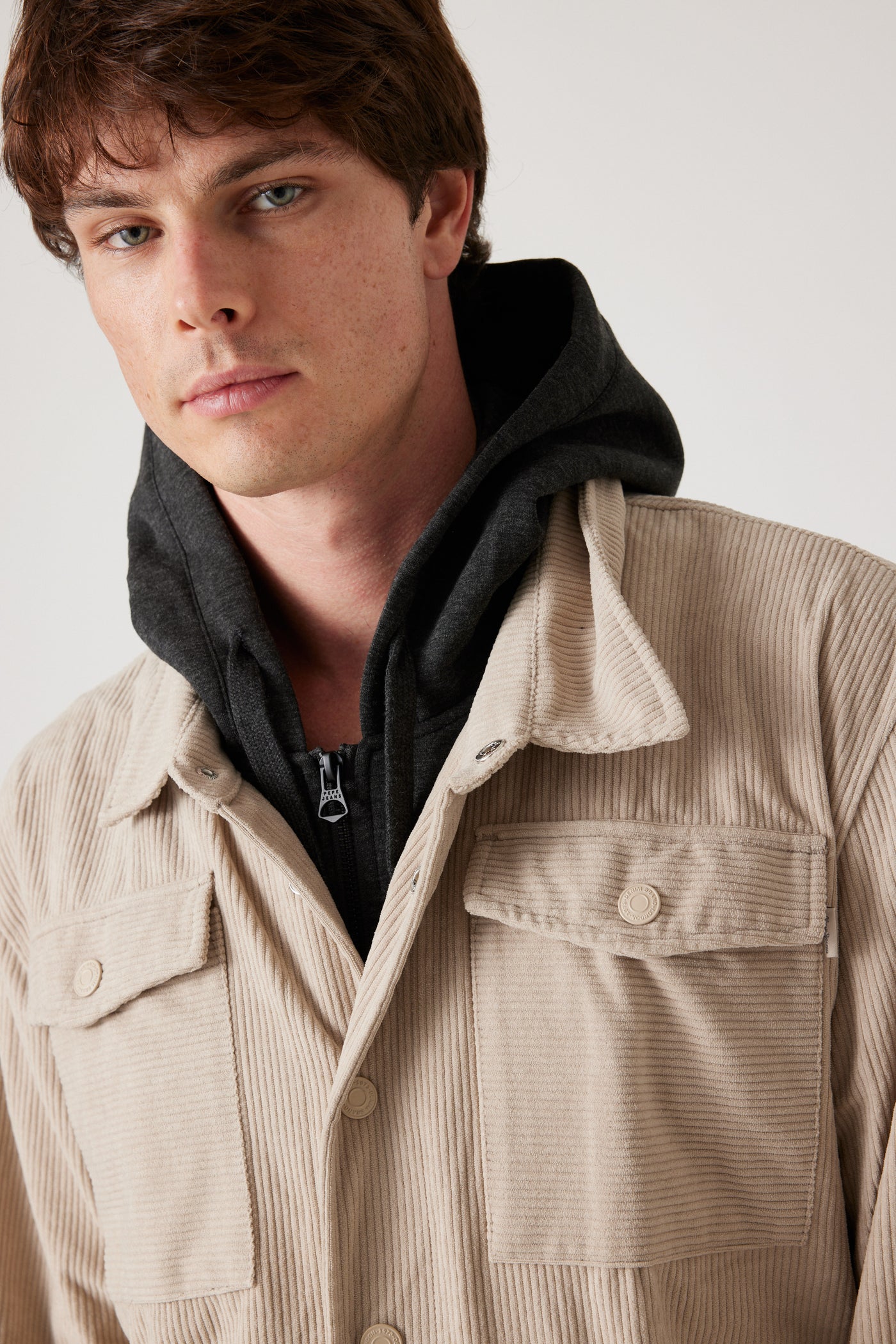 ג'קט קפוצ'ון עם כובע שחור - בז'