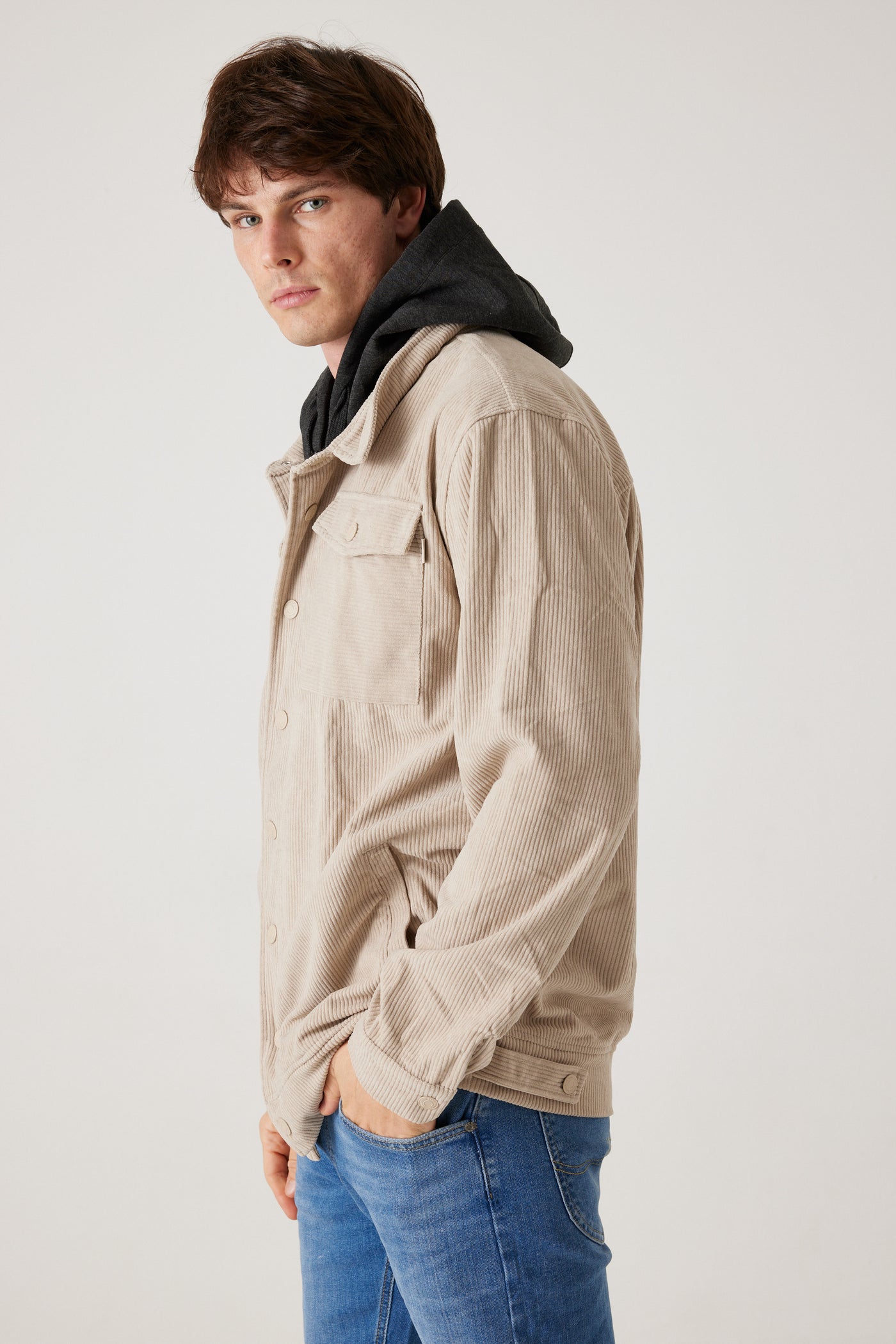 ג'קט קפוצ'ון עם כובע שחור - בז'