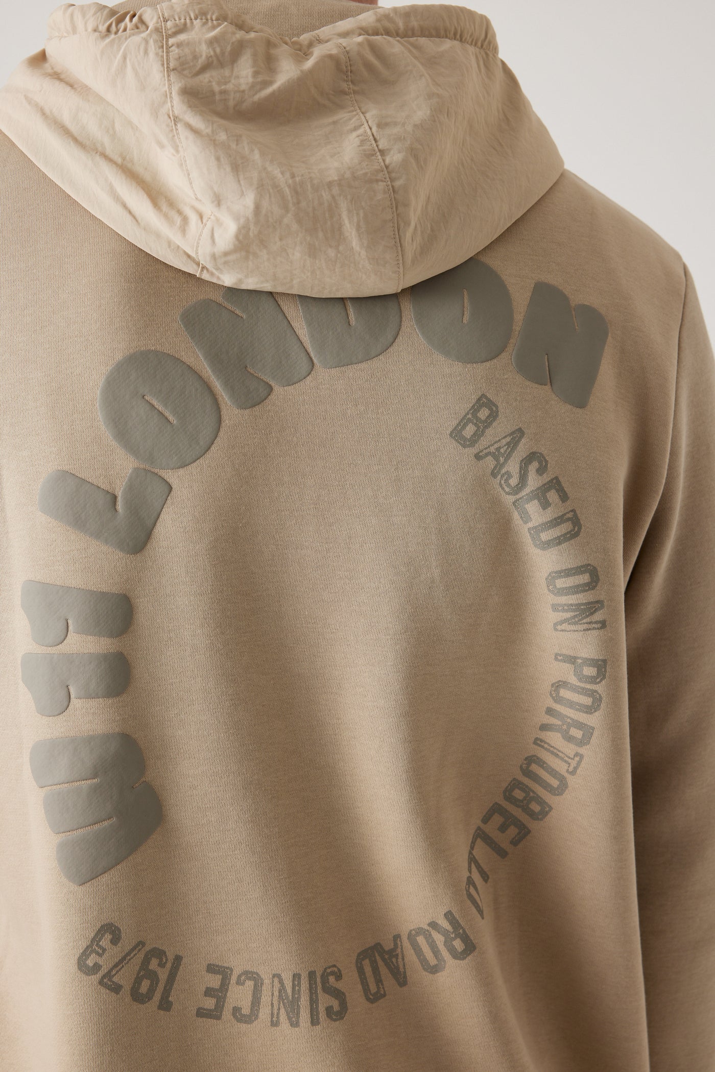 קפוצ'ון עם הדפס בגב -  בז'