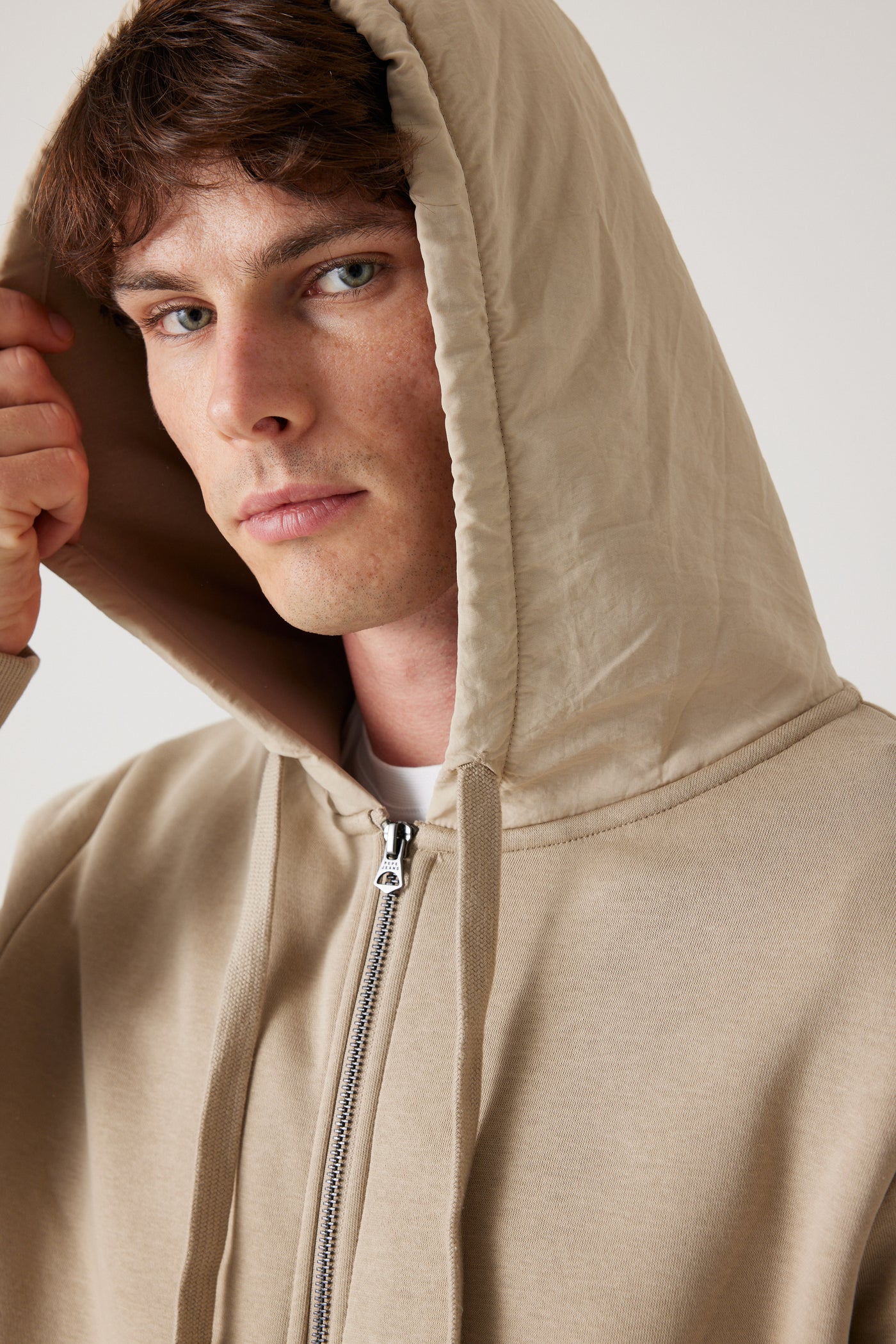 קפוצ'ון עם הדפס בגב -  בז'