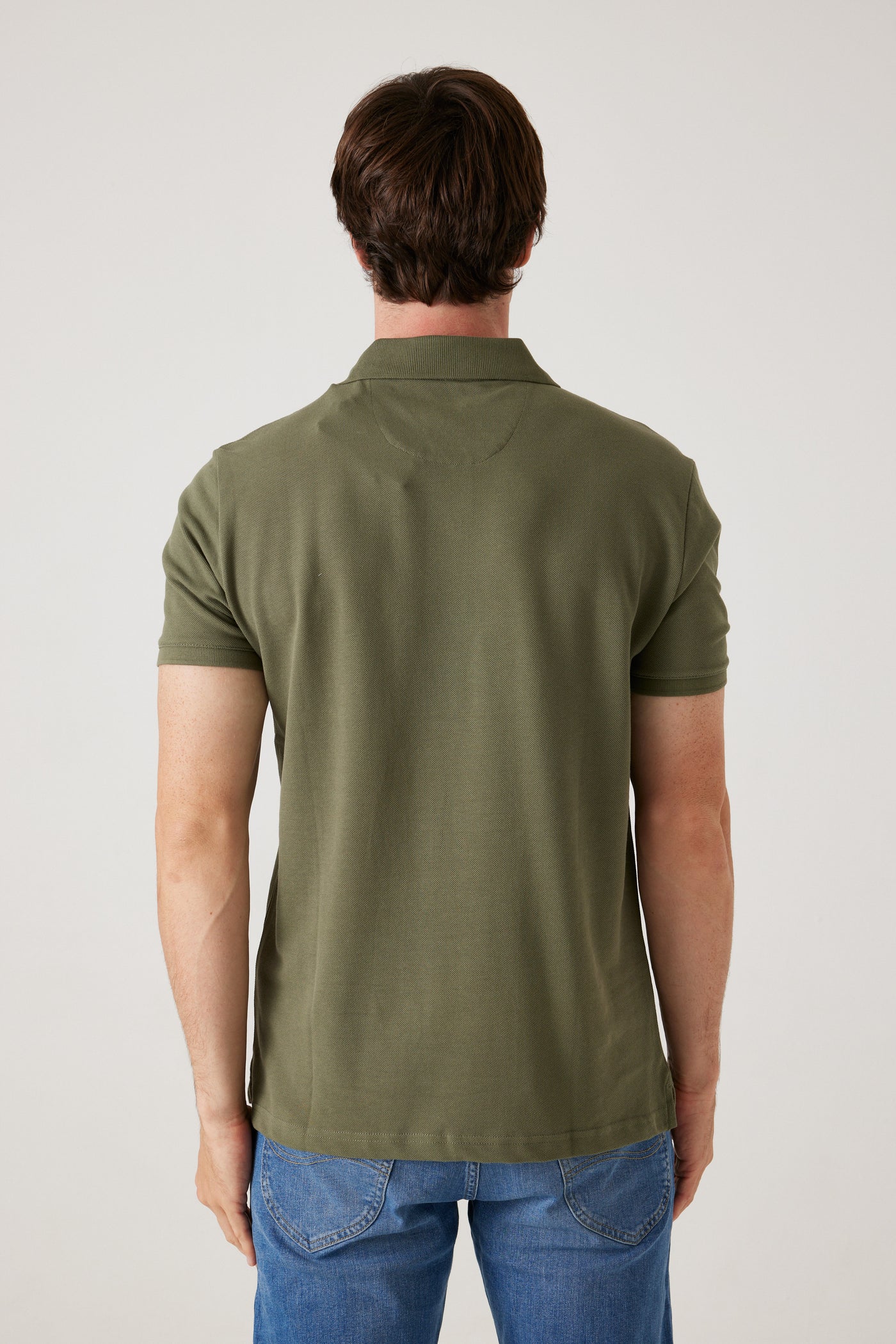 חולצת פולו שרוול קצר בגזרת REGULAR- חאקי