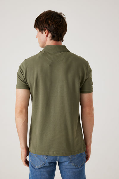 חולצת פולו שרוול קצר בגזרת REGULAR- חאקי