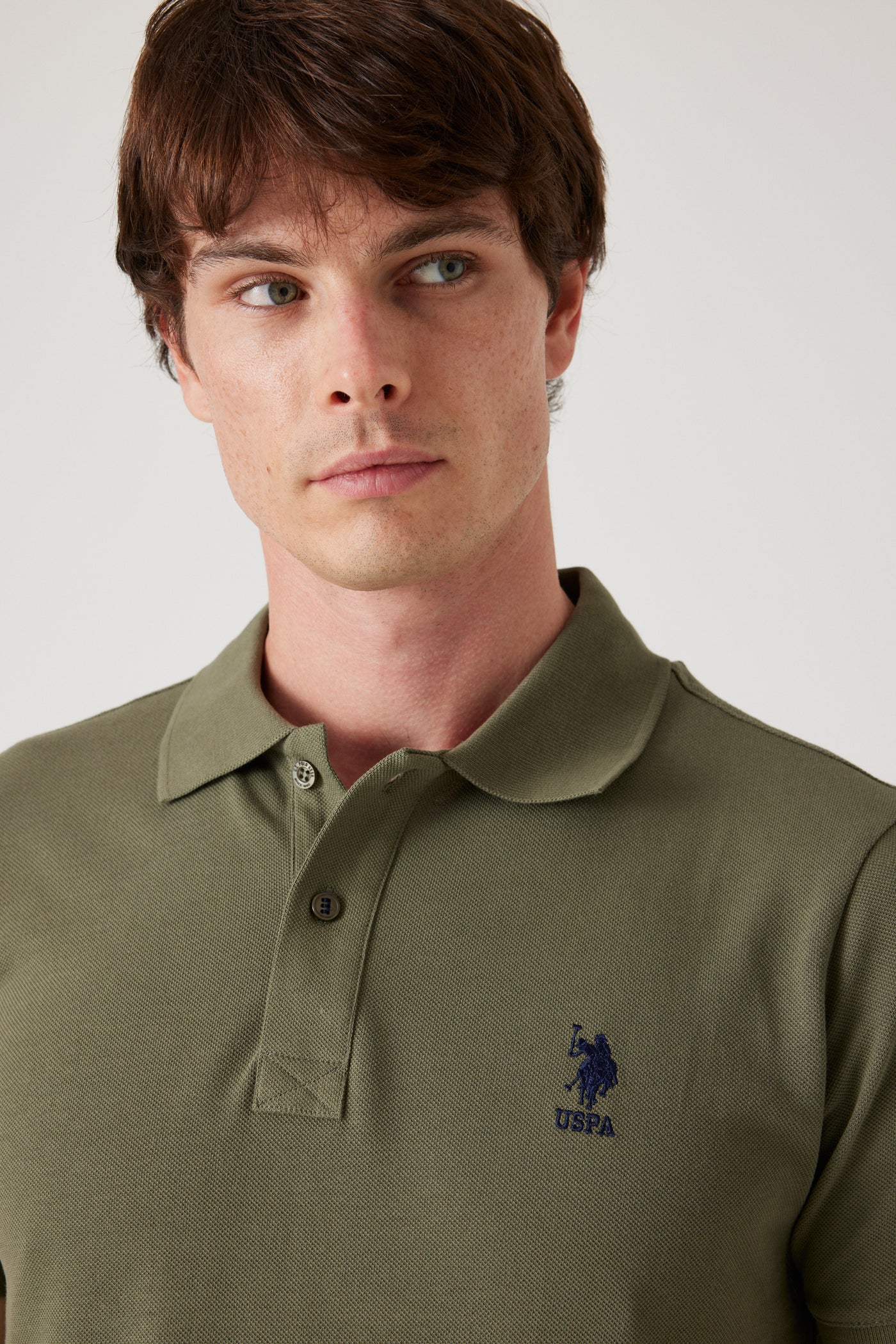 חולצת פולו שרוול קצר בגזרת REGULAR- חאקי