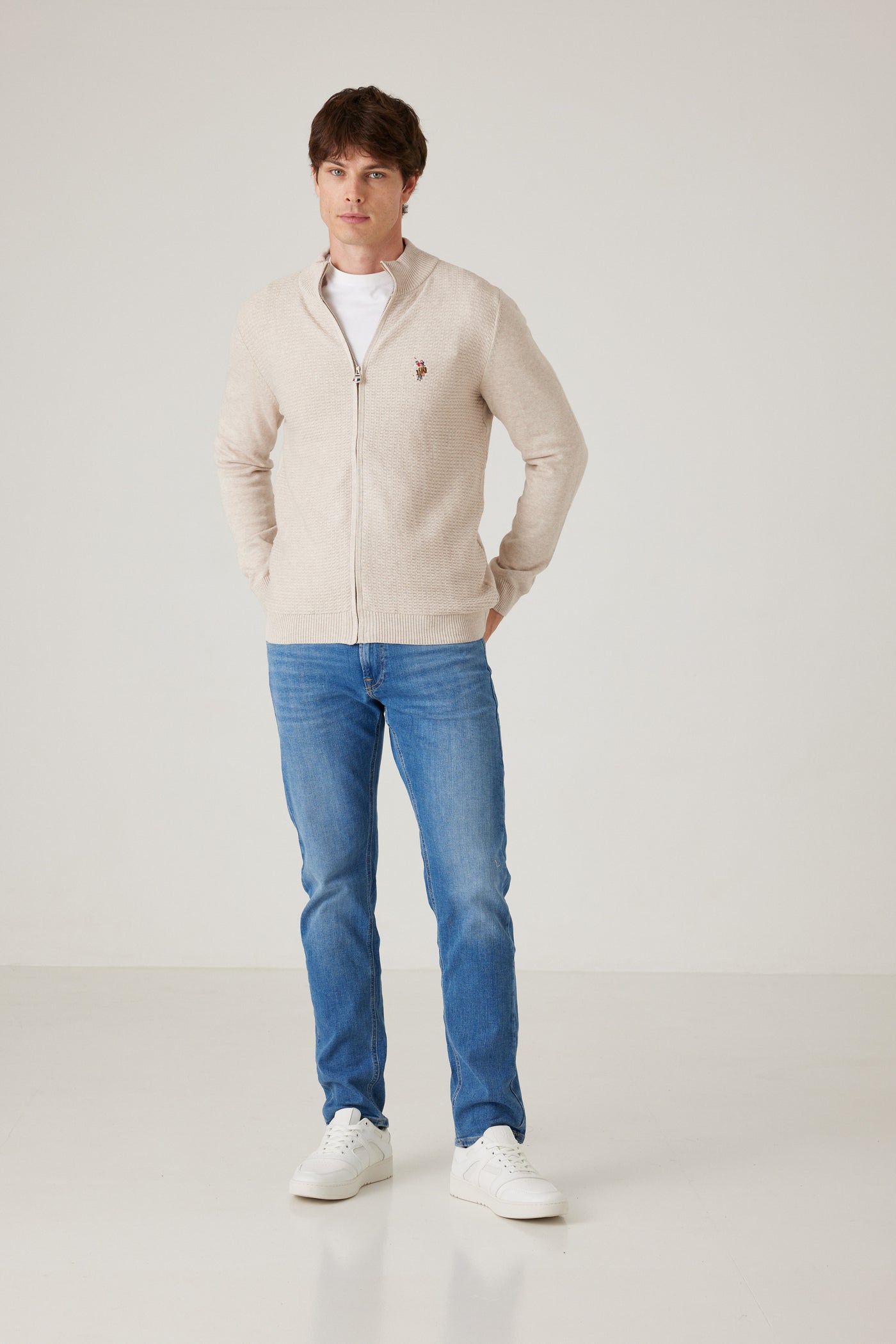 סריג בצבע בז'