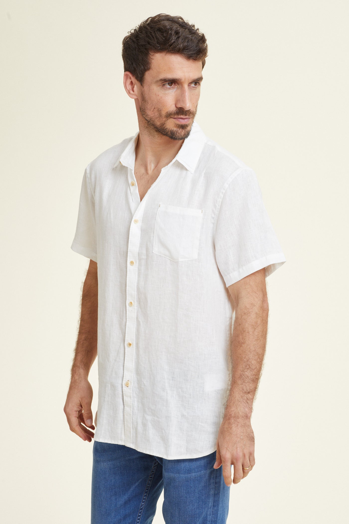 חולצה מכופתרת REGULAR FIT שרוול קצר בצבע לבן