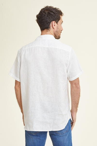 חולצה מכופתרת REGULAR FIT שרוול קצר בצבע לבן