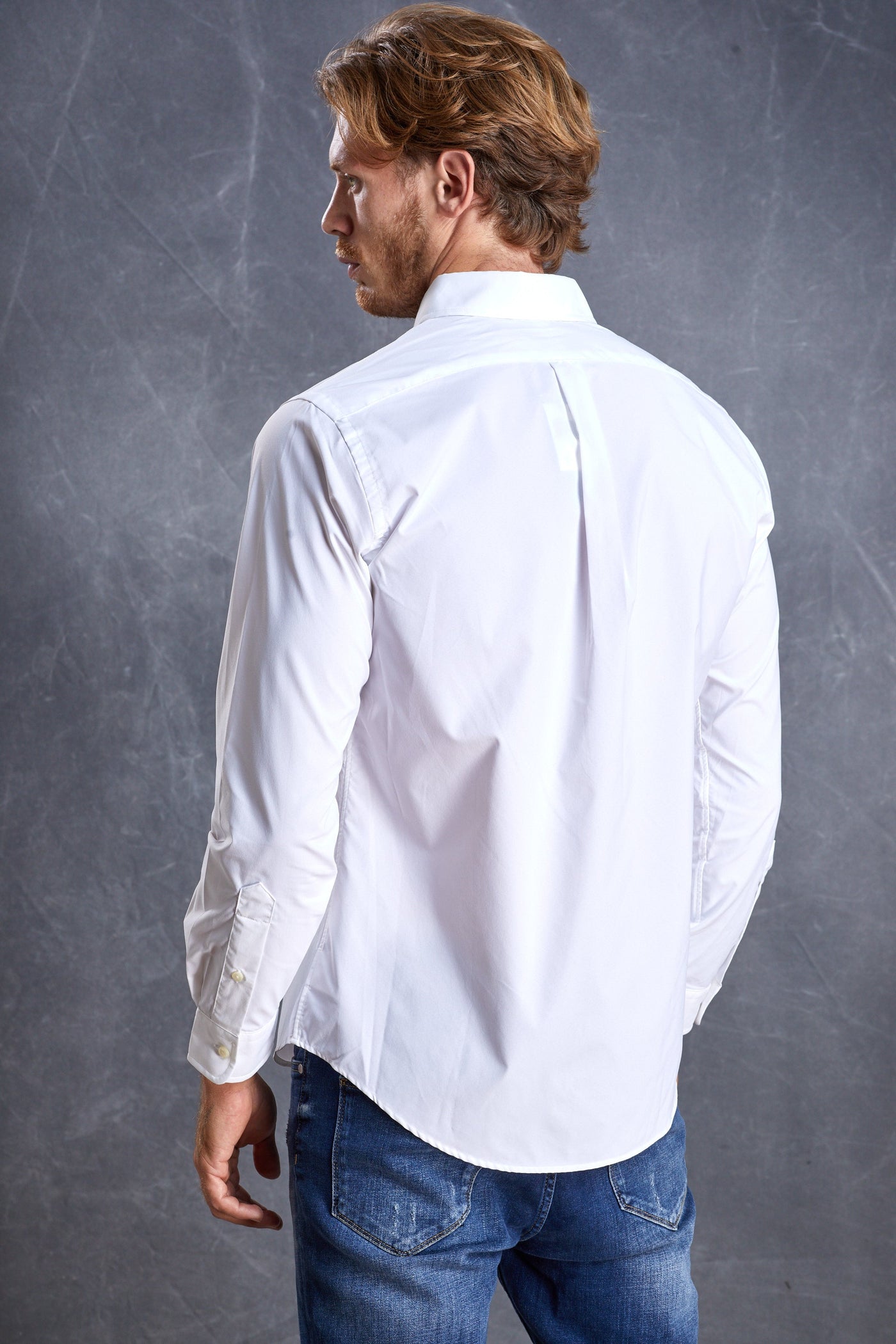 חולצה מכופתרת שרוול ארוך בצבע לבן