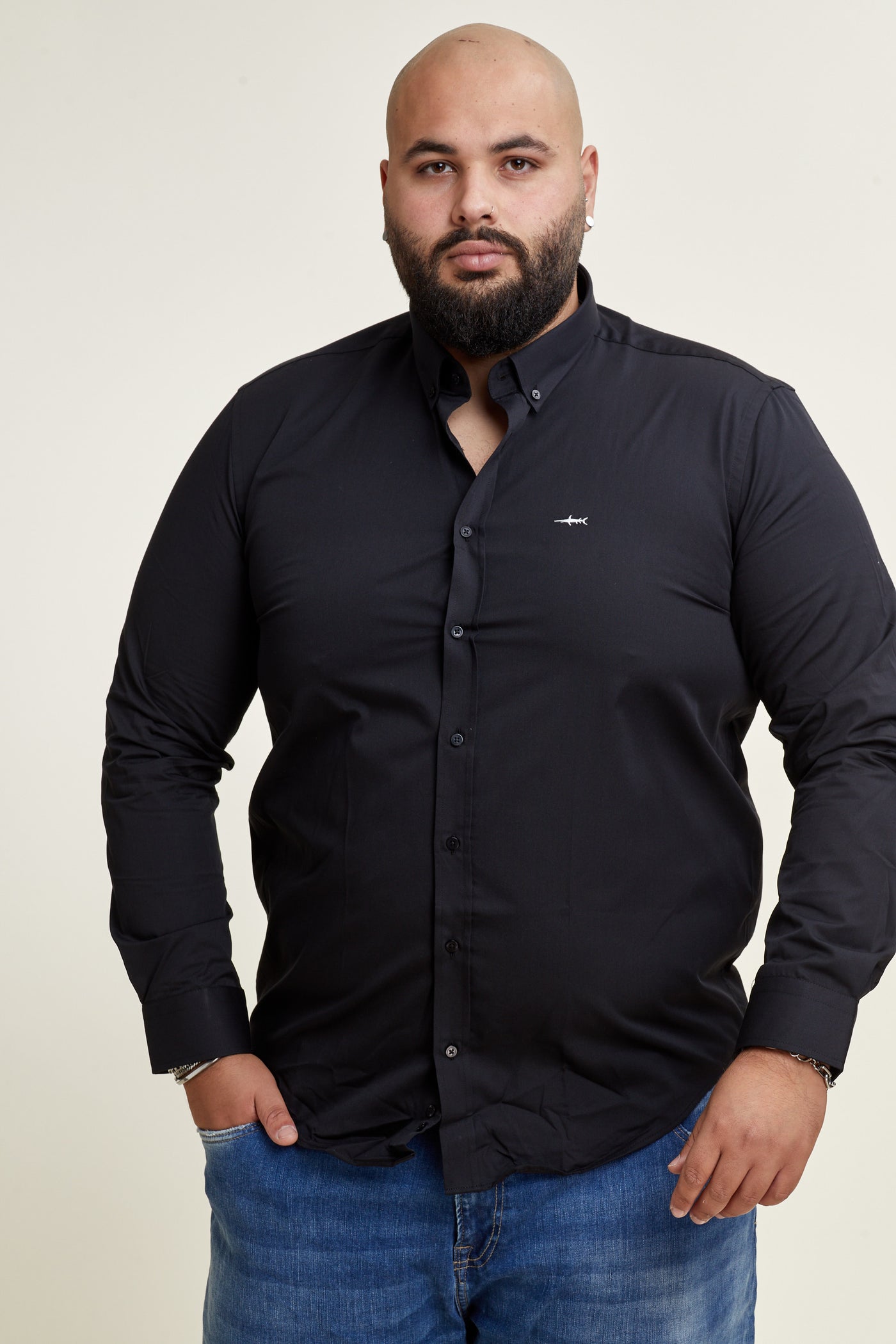 חולצה מכופתרת שרוול ארוך בצבע שחור REGULAR