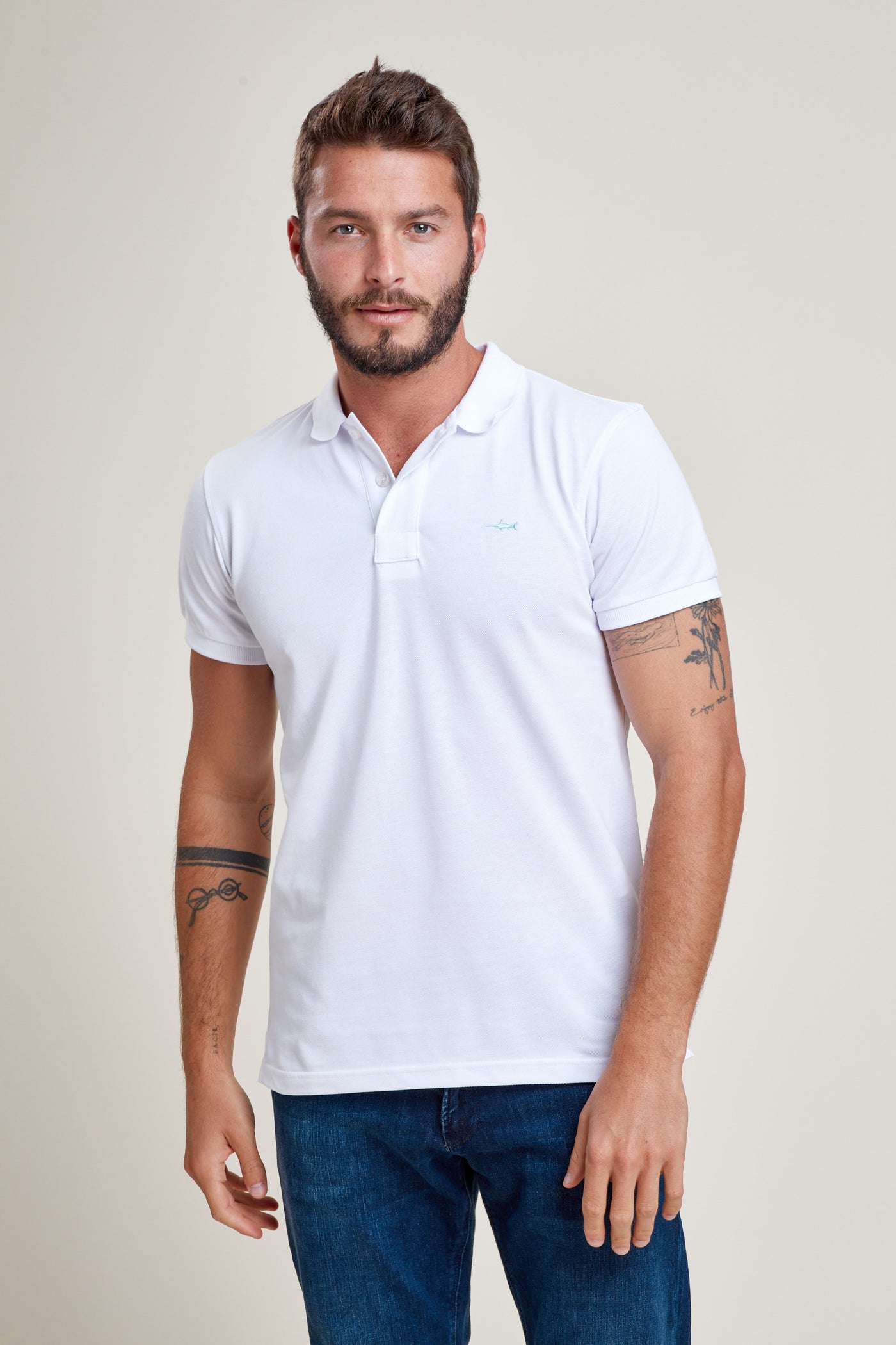 חולצת פולו שרוול קצר סלים בצבע לבן