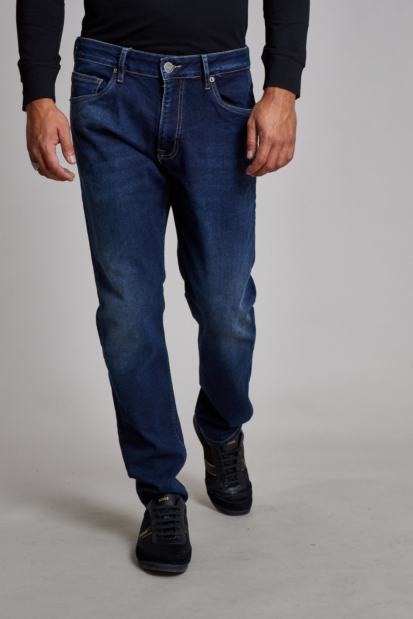 מכנס ג'ינס סלים 130 בצבע כחול מודל 1
