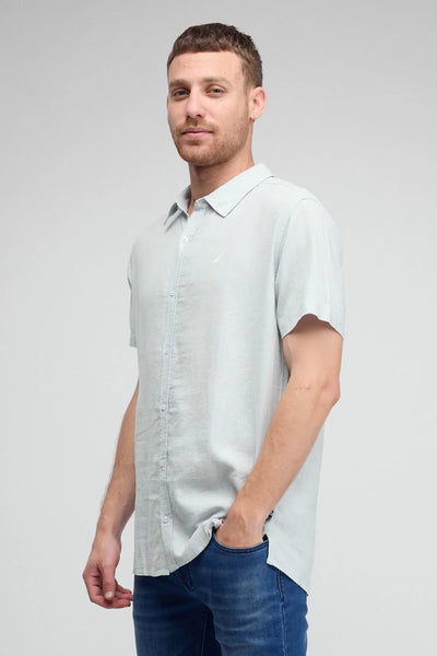 חולצה מכופתרת בסגנון פשתן שרוול קצר בגזרת TAILORED FIT - תכלת