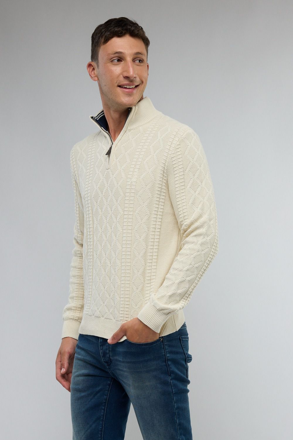 סריג איכותי מעוצב עם רוכסן בצווארון (חצי זיפ) - שמנת